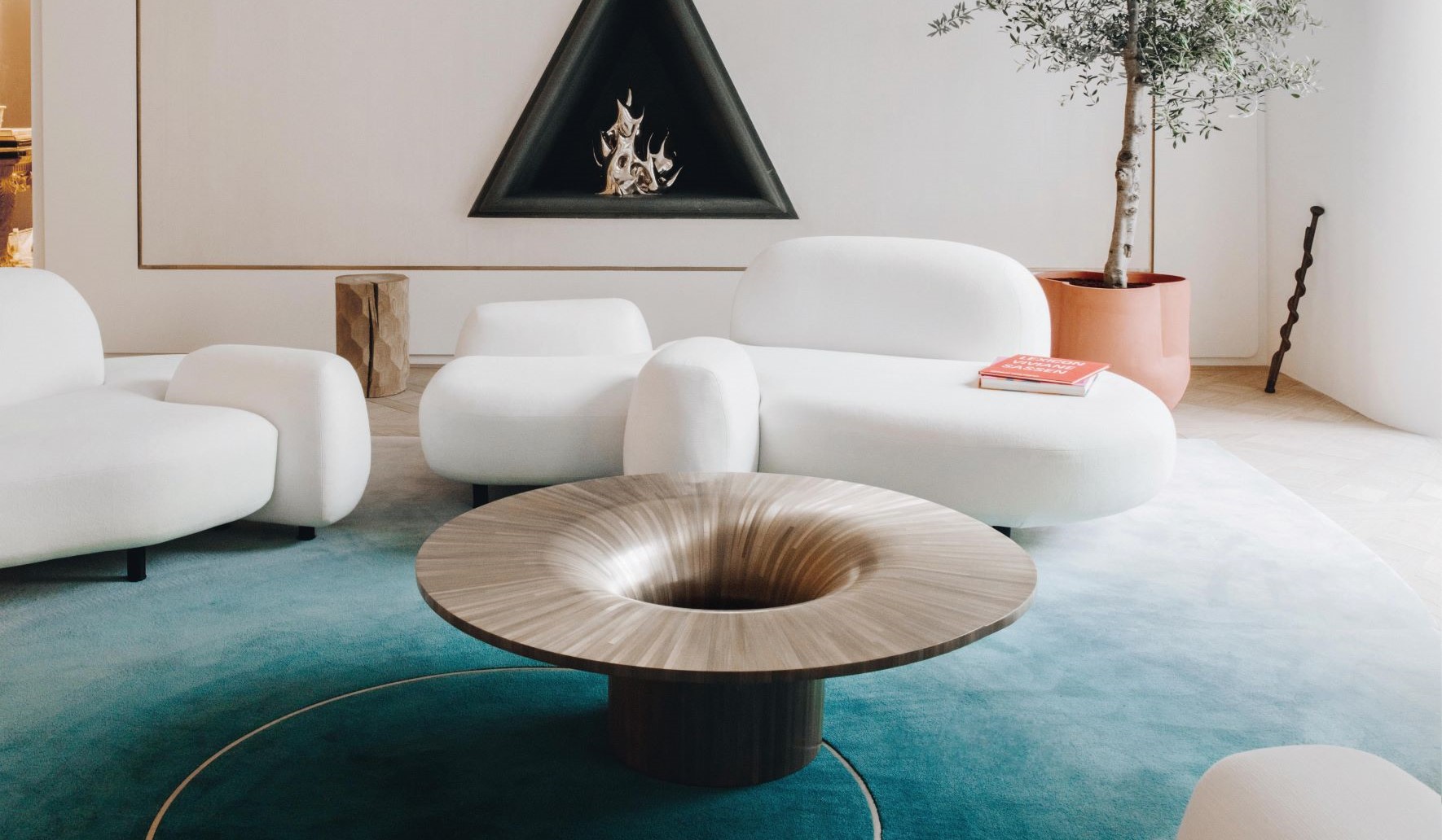 Lison de Caunes 也為科技藝術家 Mathieu Lehanneur 的客廳設計稻稈茶几，細膩光澤與弧度猶如金屬藝術。