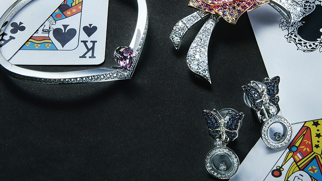 玫瑰造型珠寶項鍊， Piaget ；紫色寶石手環， Chaumet ；蝴蝶造型耳環， Chopard 。