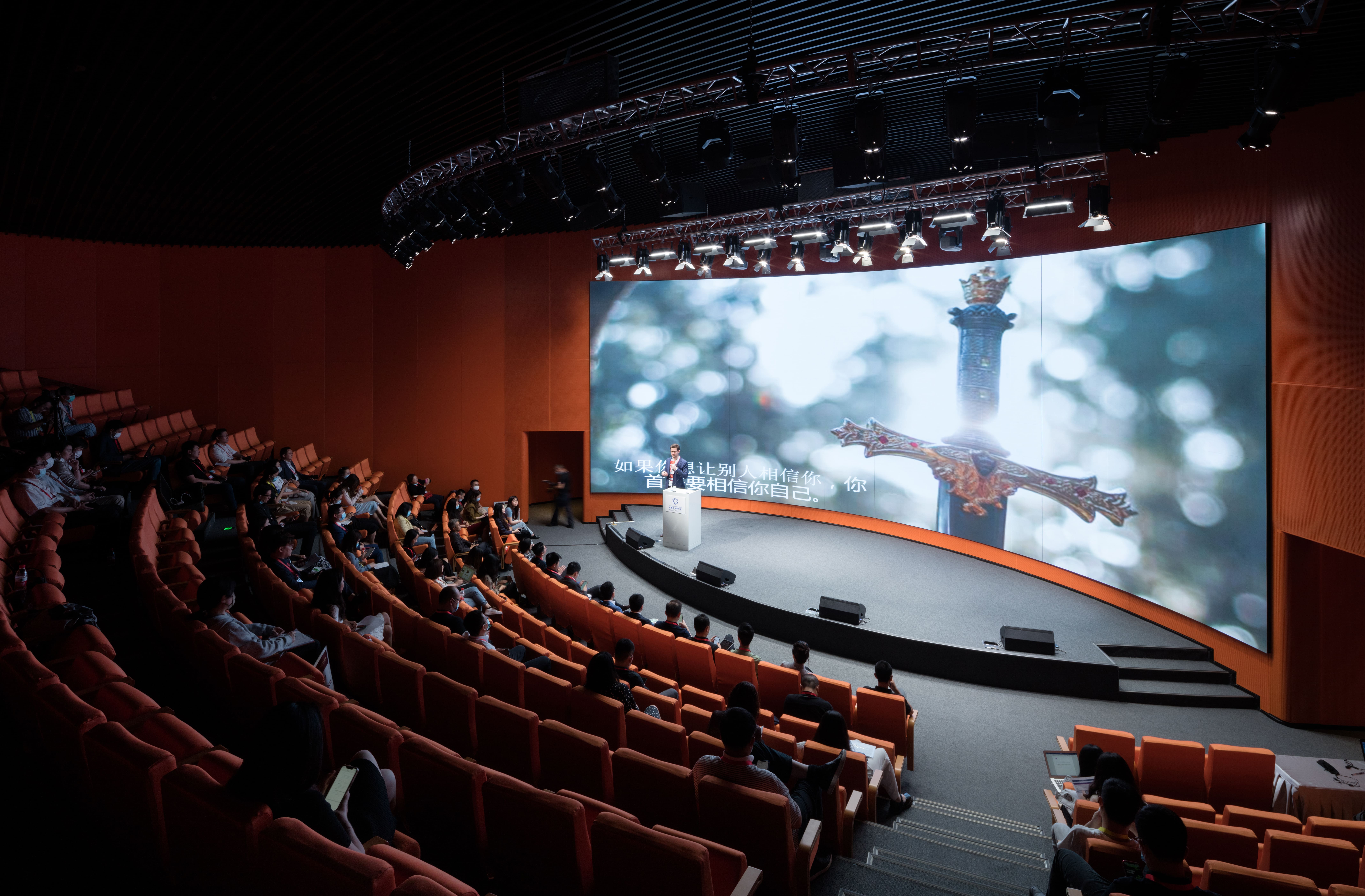 報告廳 LED 螢幕為可開啟設計，開啟後可將室外美景盡收眼底。