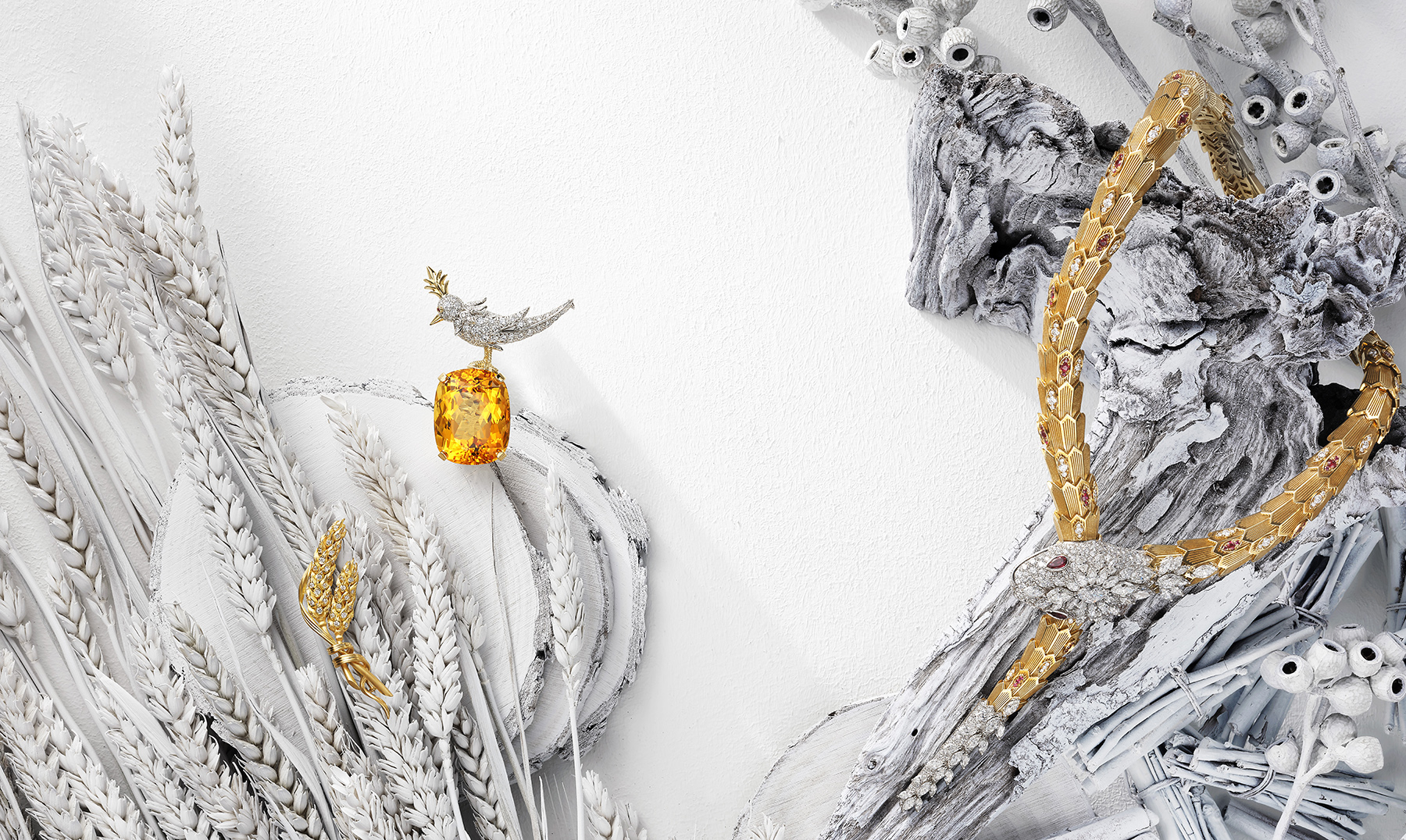 Chaumet L'Épi de Blé de Chaumet 18K 黃金鑲鑽胸針。 Tiffany & Co. Schlumberger 高級珠寶系列 18K 金與鉑金黃水晶石上鳥胸針。 Bvlgari Serpenti 系列頂級白 K 金與黃 K 金紅寶石和鑽石項鍊。