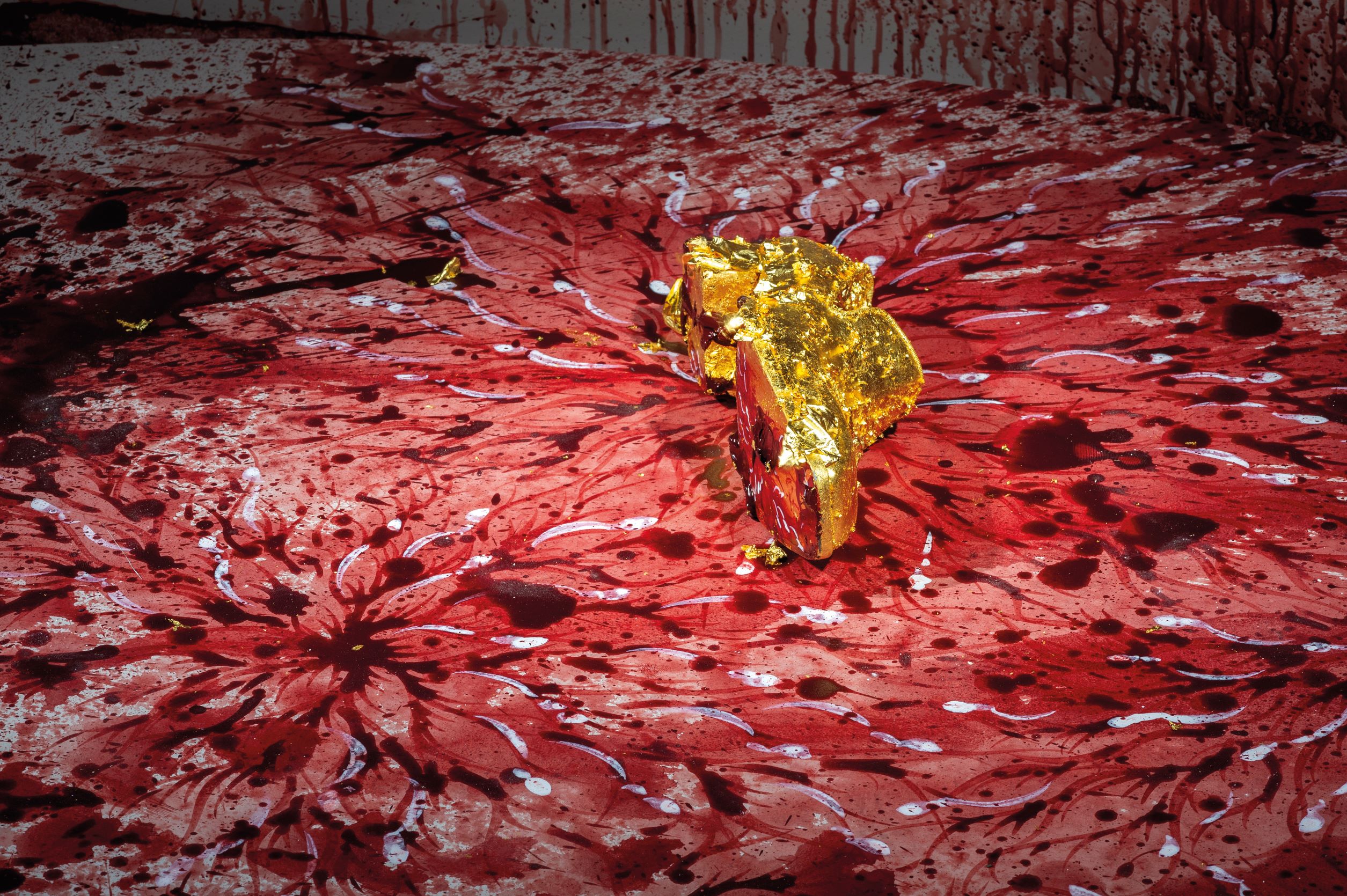 第三展间还展出了巴基斯坦演出者 Imran Qureshi 为展览设计的装置艺术「This too will end, if you go on a step or two」。