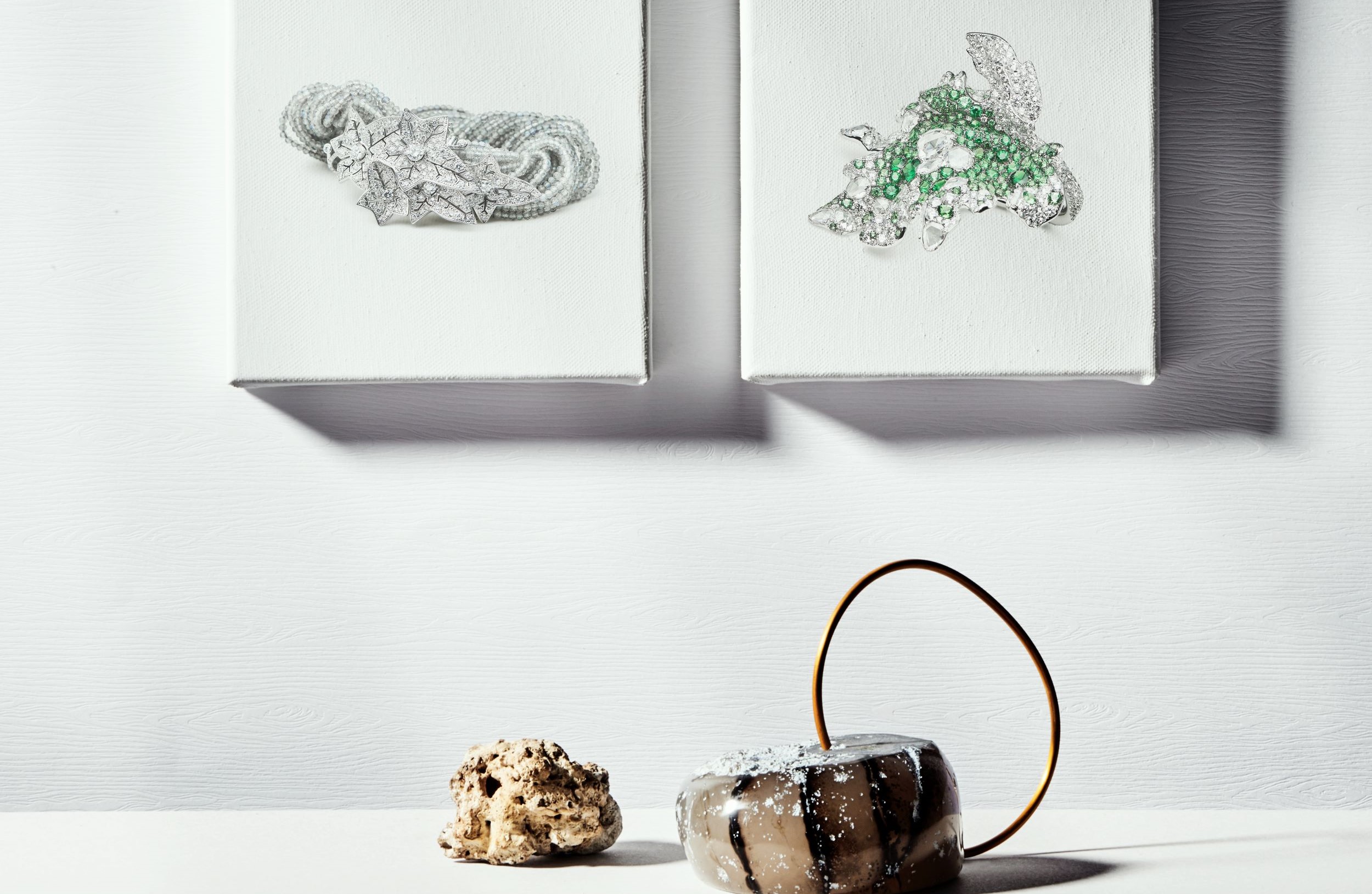 左：Lierre de Paris 常春藤手環，18K 白金、灰色拉長石、鑽石／Boucheron。右：White Label Collection 四季系列楓葉戒指，18K 白金、鑽石、沙弗萊石／Cindy Chao。