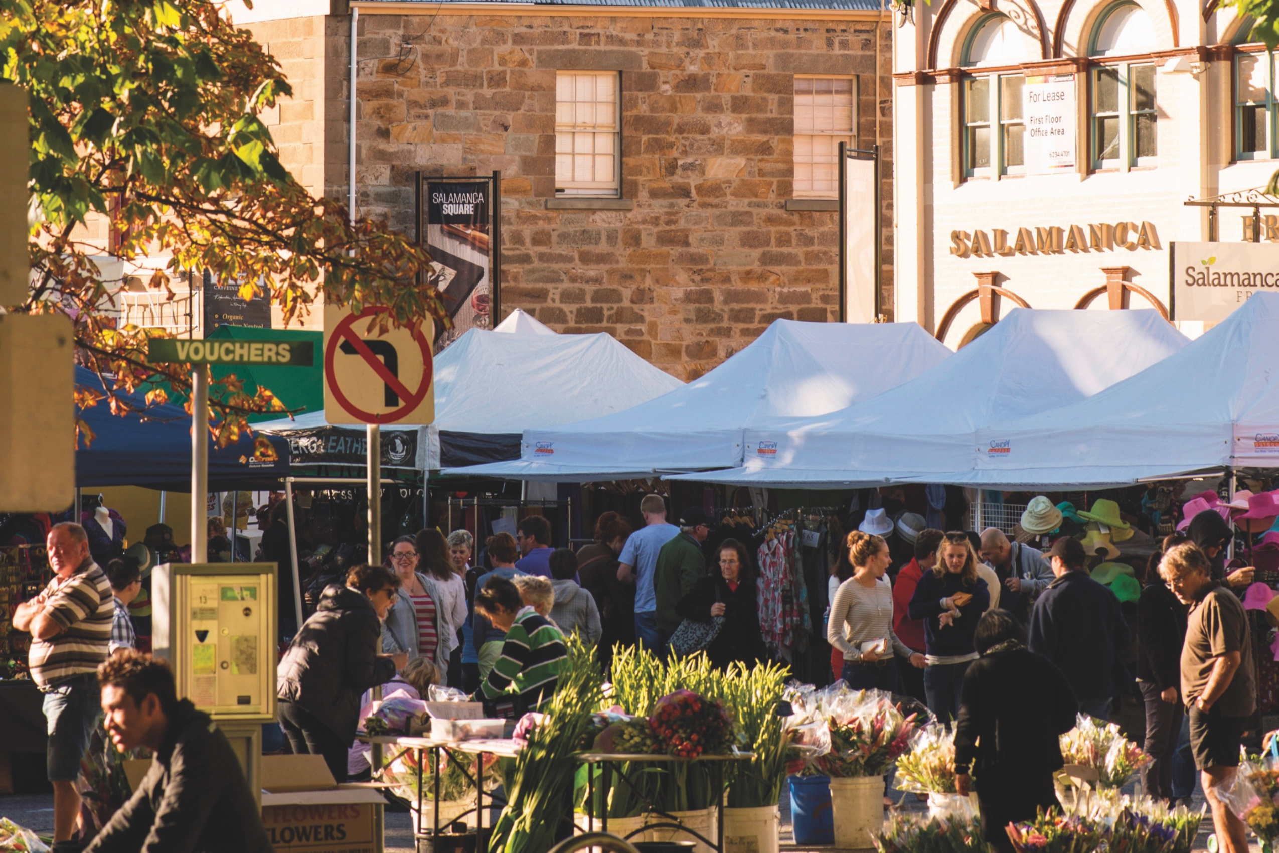 撒拉曼卡廣場是當地自然與人文的匯聚之地，週末市集時更應有盡有。