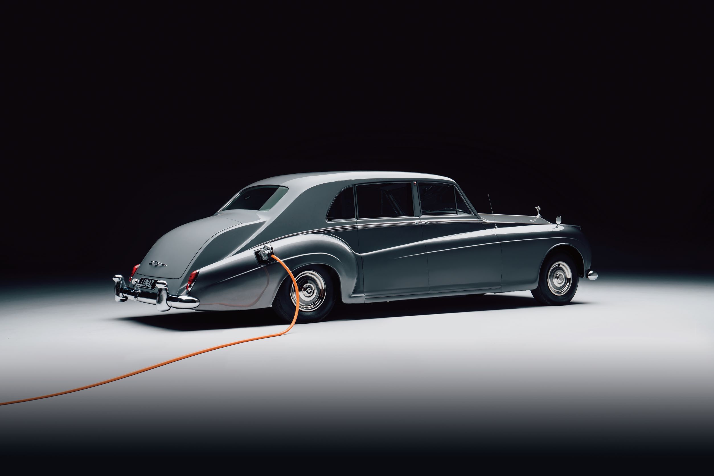 Rolls-Royce Phantom V 超過六米車長，優雅且複雜的車身線條，已經不是現代量產的汽車工業可以比擬。