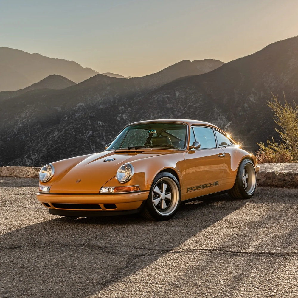 難以想像在 Singer Vehicle Design 「謙卑」的工程精神之下，1970 年代經典 Carrera 造型的 911，竟可以 「全新」的姿態，加上現代化的強悍性能重返公路！