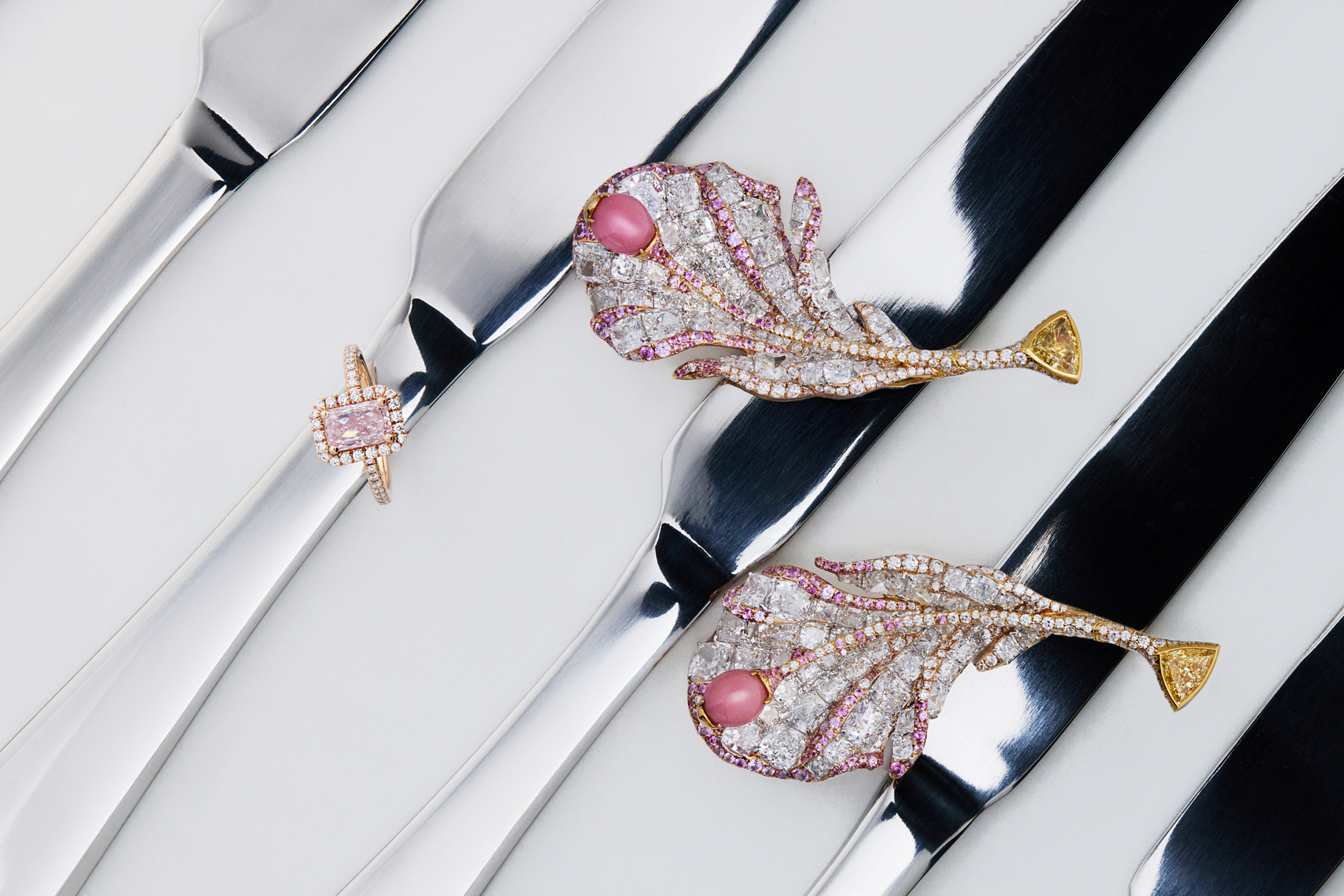 Cindy Chao White Label Collection 高級珠寶羽毛系列， 孔克珠和濃彩黃鑽耳環。 De Beers Aura 高級珠寶紫粉鑽戒指。