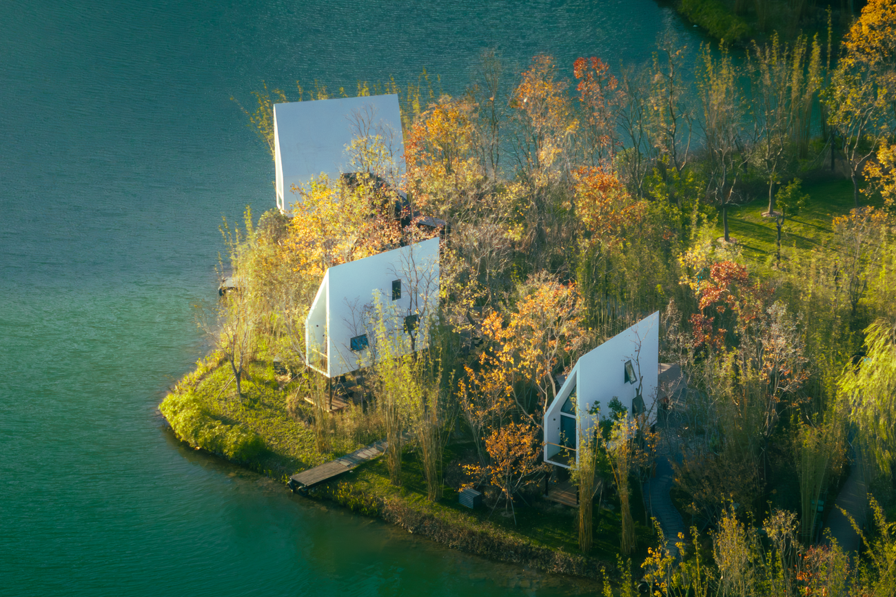 獨擁湖中小島的風帆之家，享有自由獨處的避世氛圍。 （ Photograph by Cai Muan）
