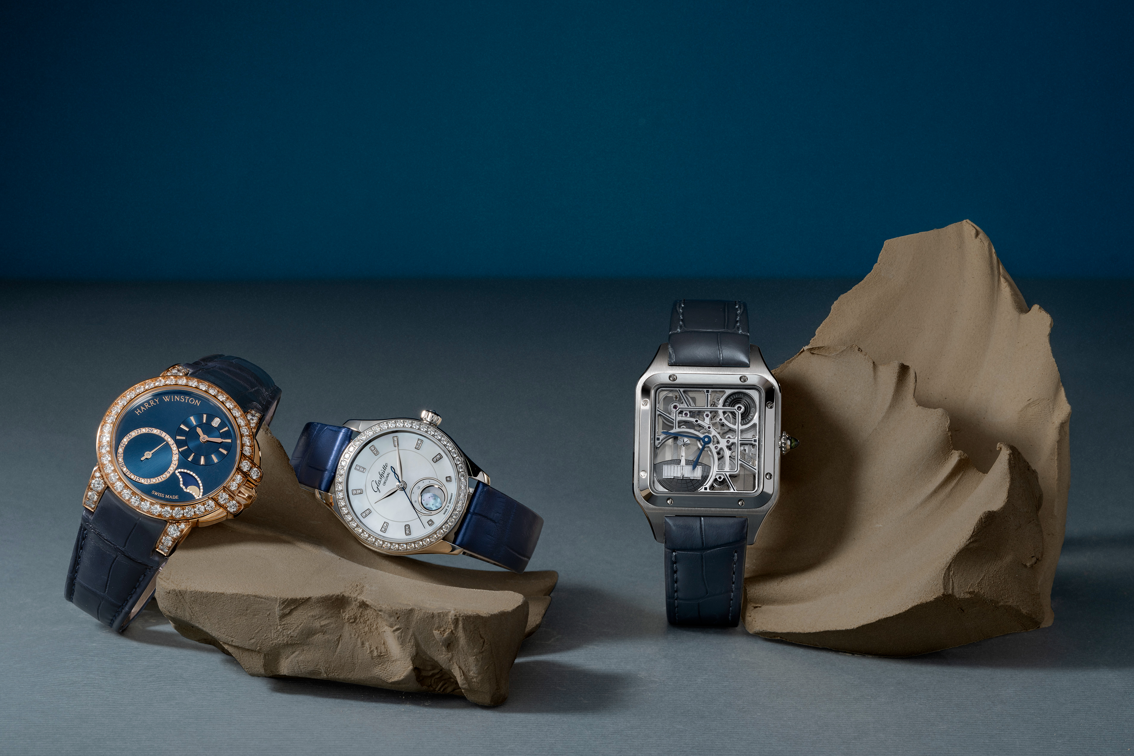 （左） Harry Winston Ocean Date Moon Phase 自動腕錶。 （中） Glashütte Original Serenade Luna 小夜曲月相腕錶。 （右） Cartier Santos-Dumont 微型擺陀鏤空腕錶。