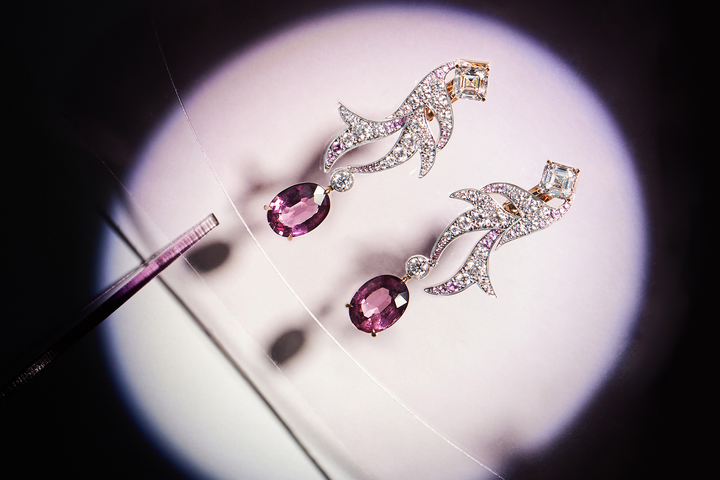 Chaumet 頂級珠寶 Chasse aux Trésors 系列尖晶石鑽石耳環。
