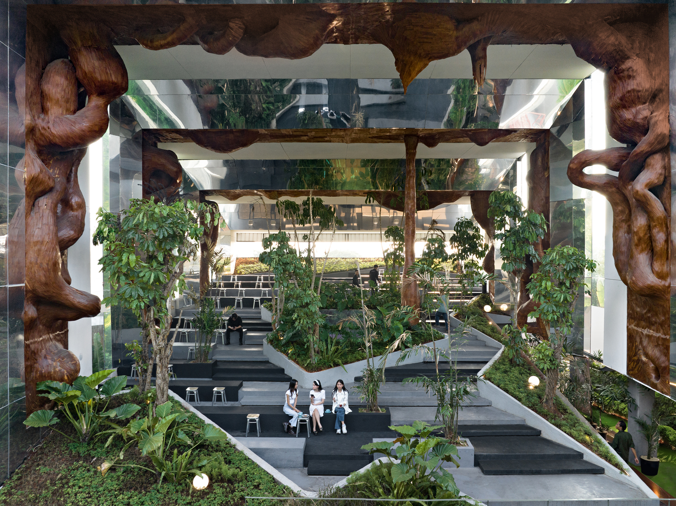 Tanatap Frame Garden 設計有階梯式座椅的半開放式室內花園。