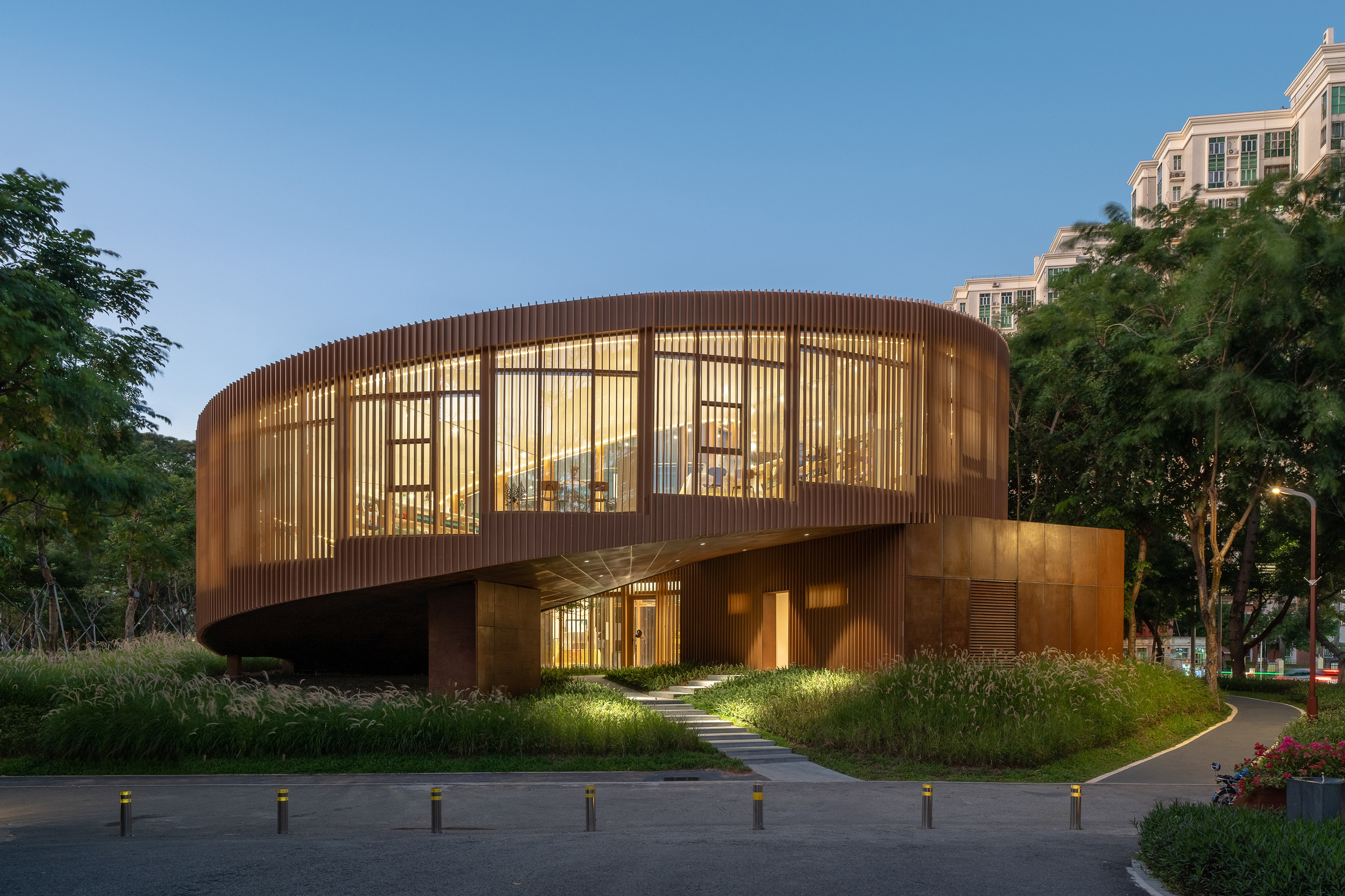 以海螺为设计原型，同时结合树屋概念， 所打造出的螺旋形 Serpentine Bookhouse。