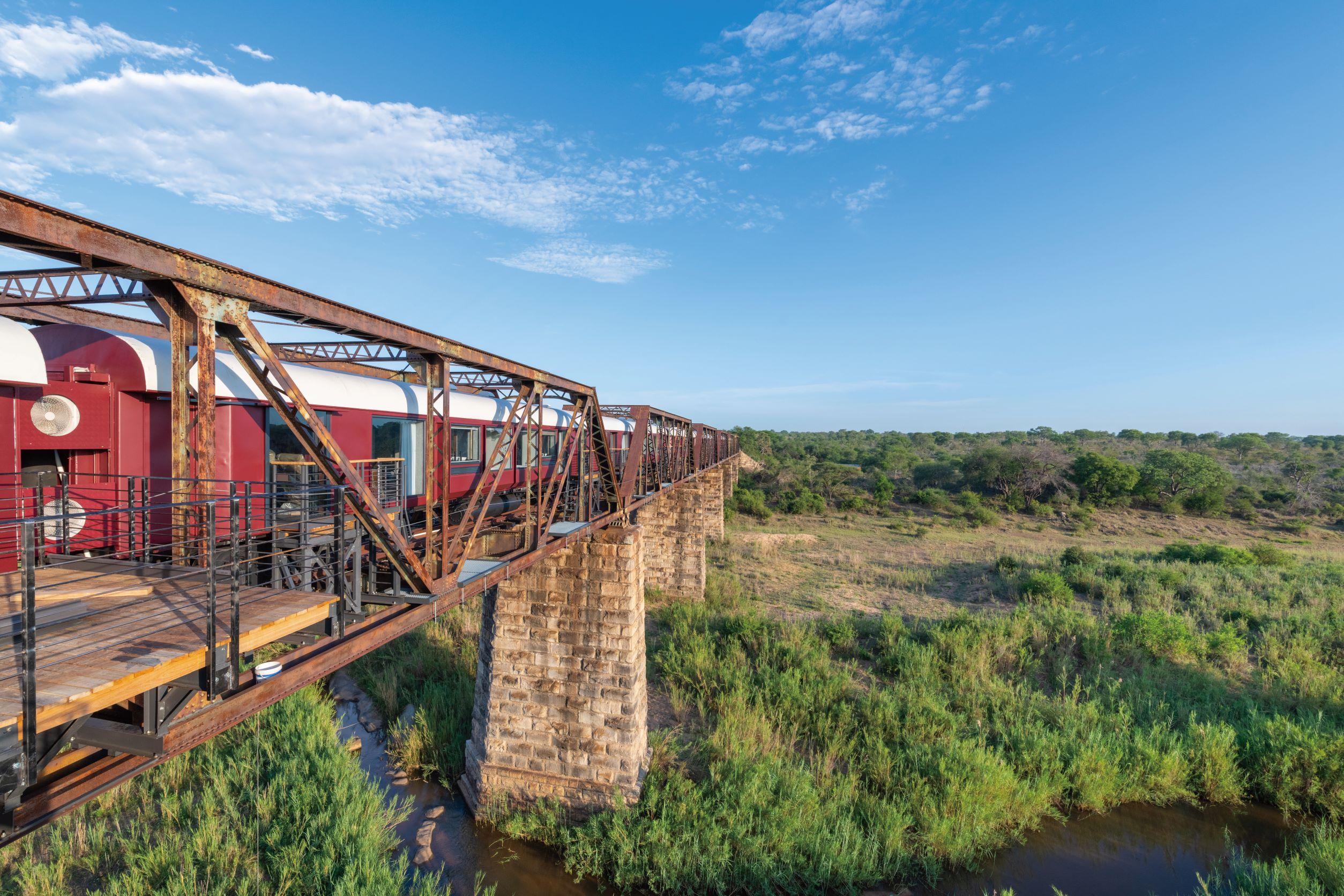 Kruger Shalati 將退役列車拉回到 Selati 橋上，改造出全球獨家的橋樑列車旅店。