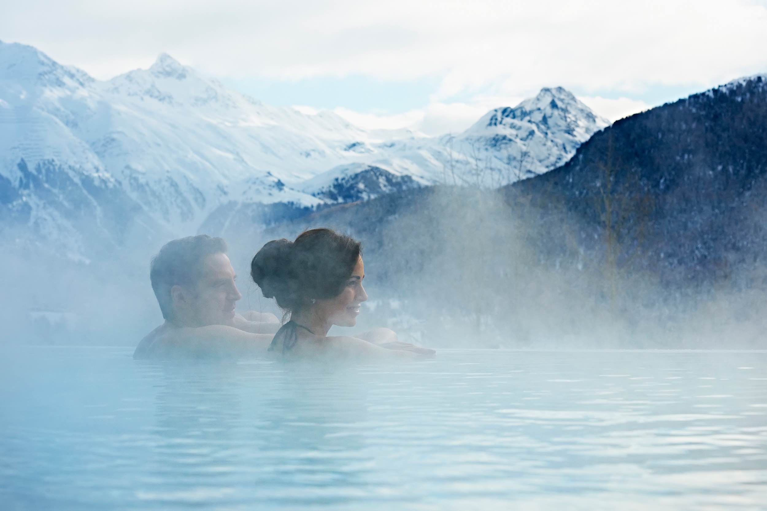 Kulm Hotel 的露天溫泉湯池，讓賓客能一邊泡湯一邊欣賞一望無際的群山美景。