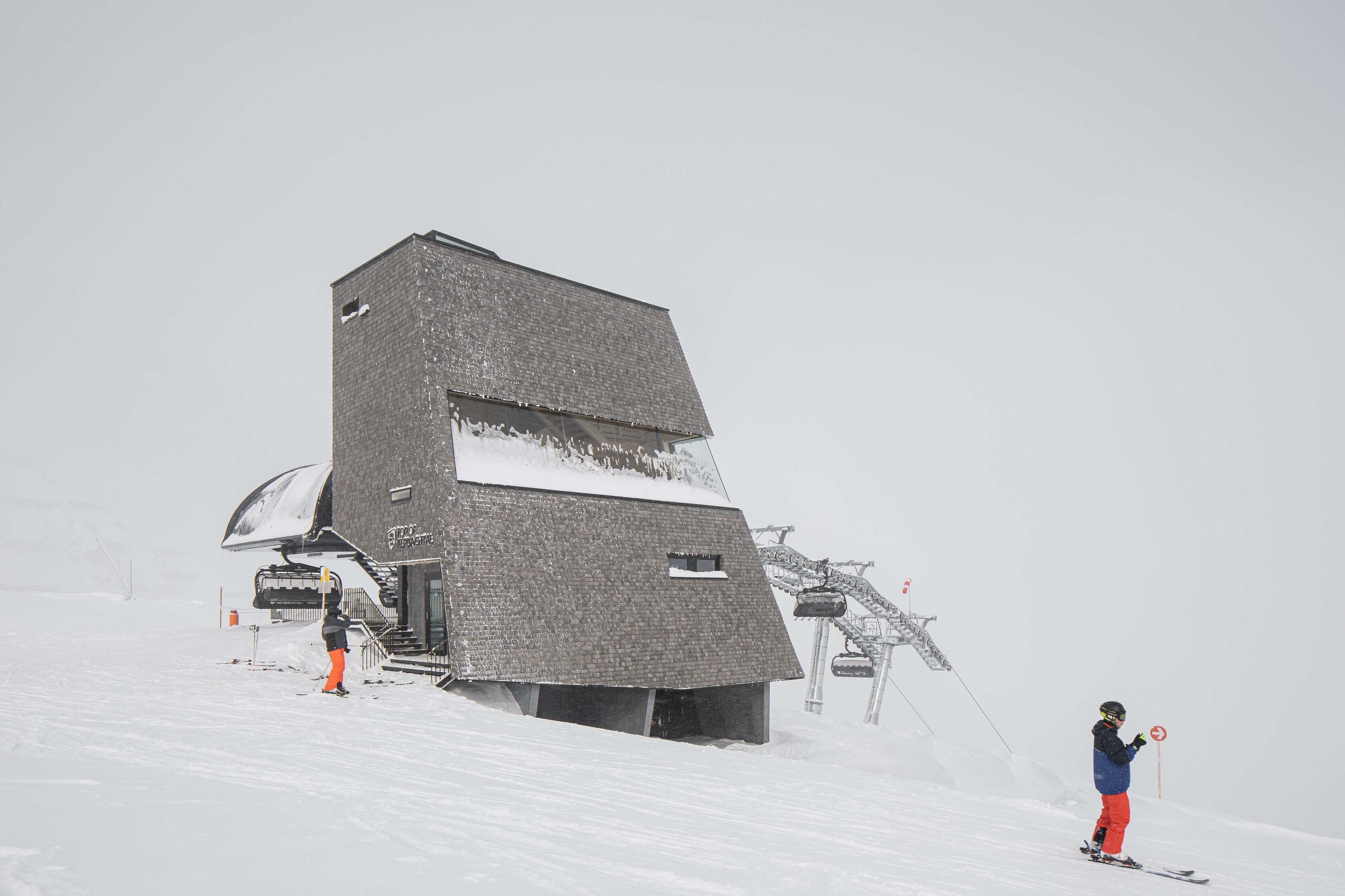 呼应山形的 Top of Alpbachtal 观景塔，也藉由外墙上所铺设的手工木瓦，让整个建筑更加融入自然。