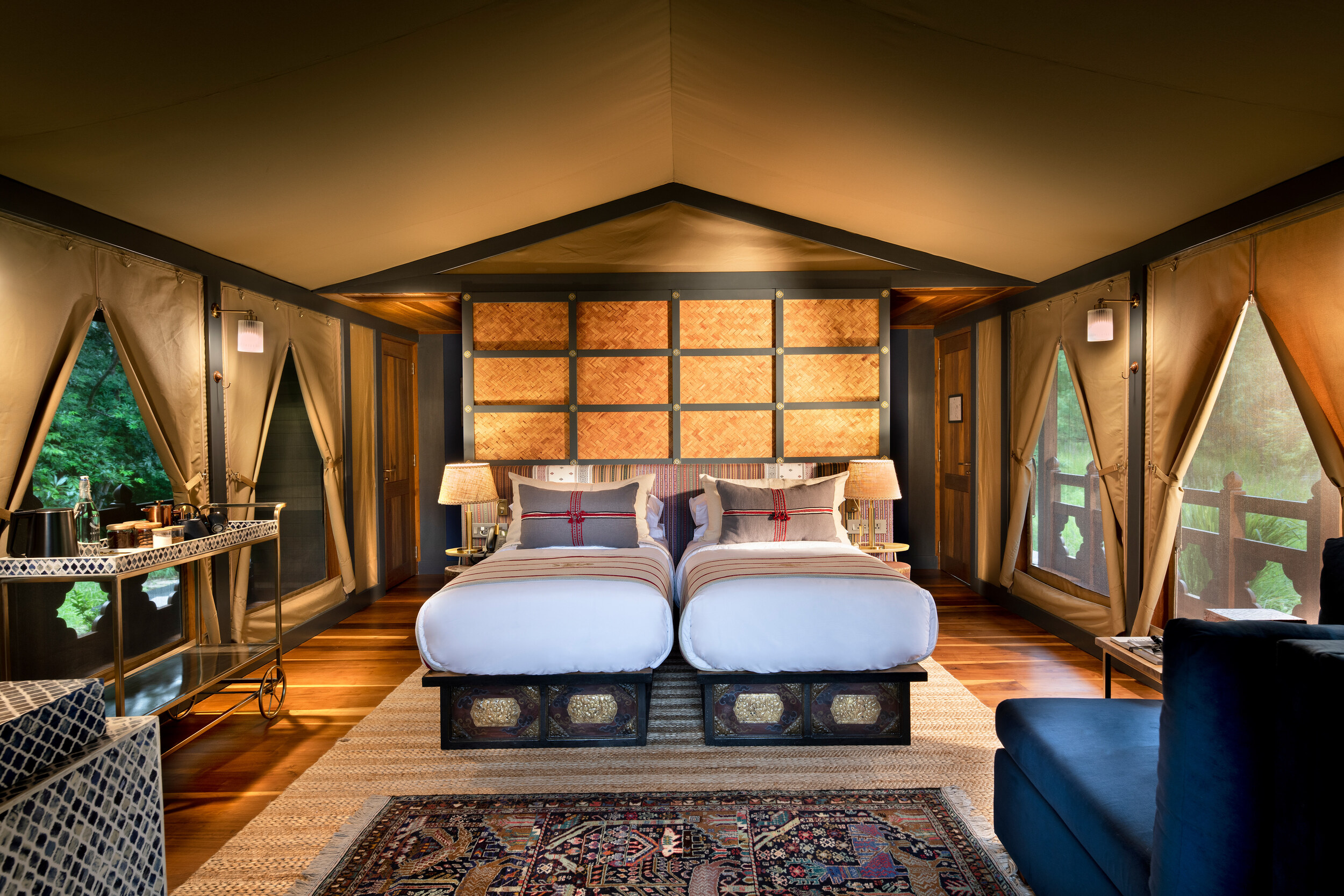 帳篷套房內以各式的家具和飾品展現不丹工藝之美，妝點出優雅的不丹風情。