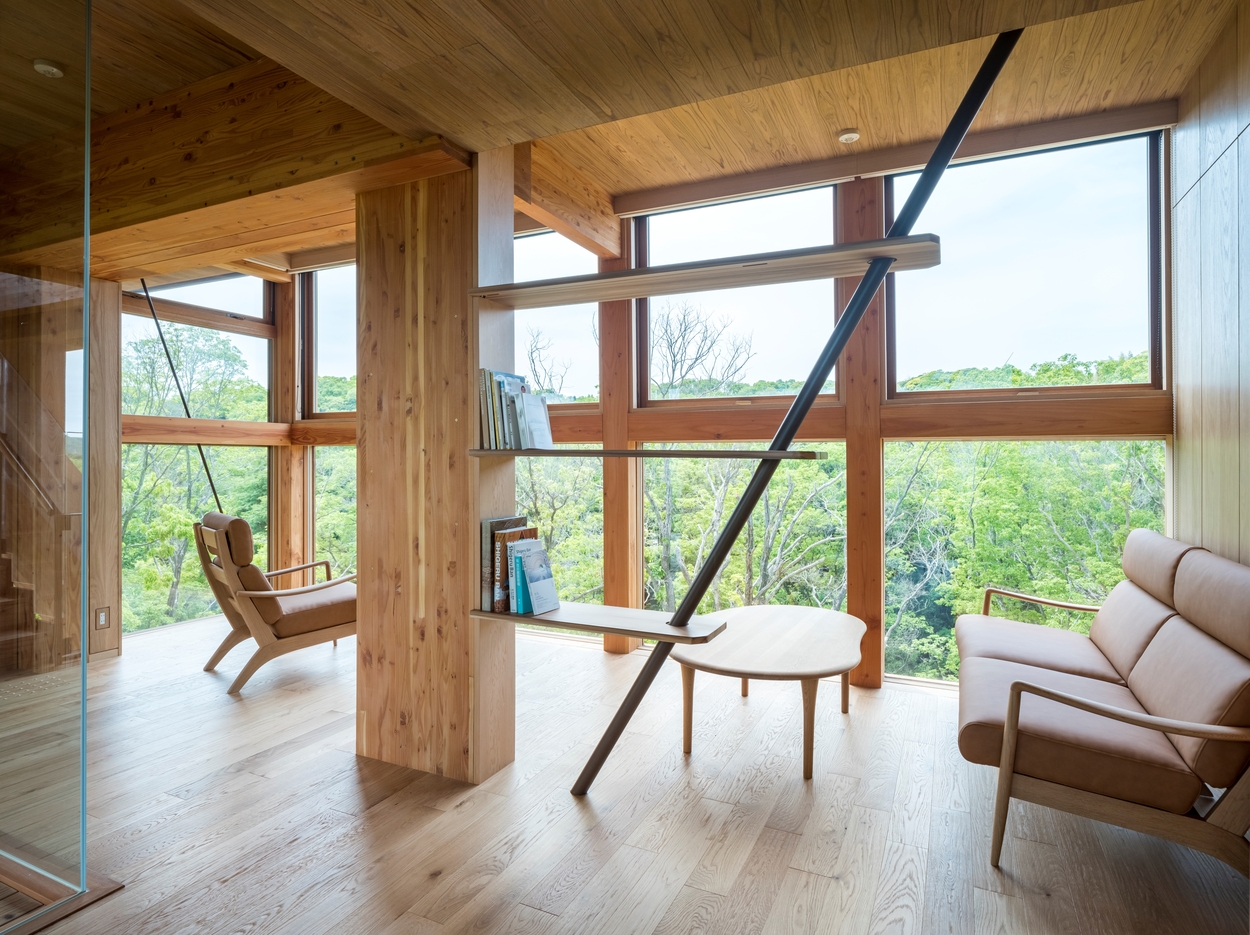 望向茂密林野的禅坊阅览休息区。