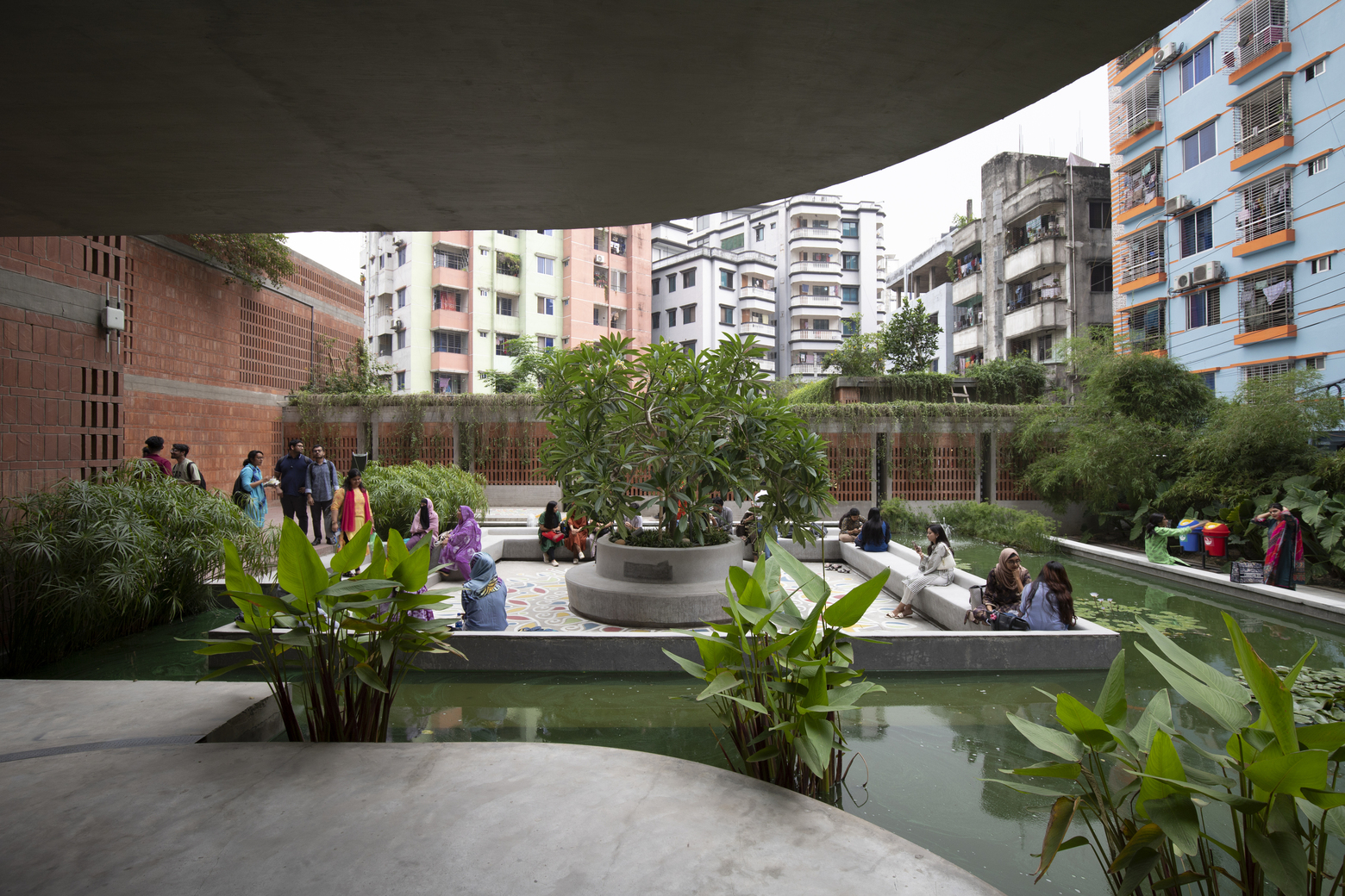 穿插大楼之间的平台花园休憩空间，成为学生与社区共享的公共场域。