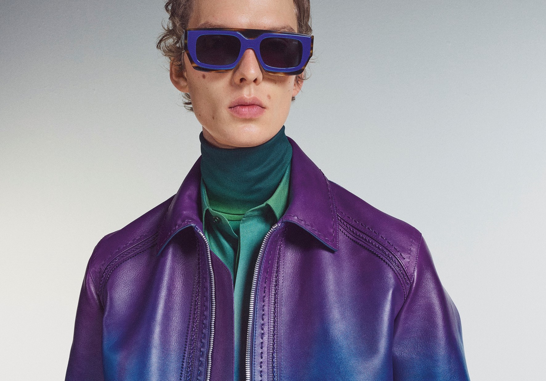 制作皮革大衣时也极具巧思，除利用 Patina 工艺技法在皮革上展现颜色渐层变化，同时皮衣的绲边、皮革西装的饰边等，都是采全手工 Point Norvégien 缝线刺绣技术，过去较常出现在鞋履制作上。