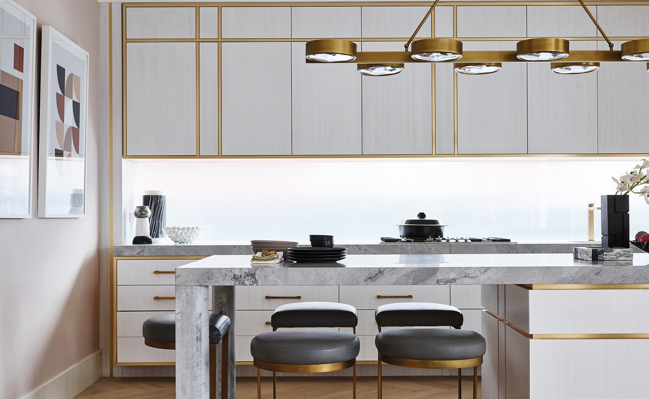 在素白色彩中带入金属元素，就能立即提升优雅而时尚的质感。