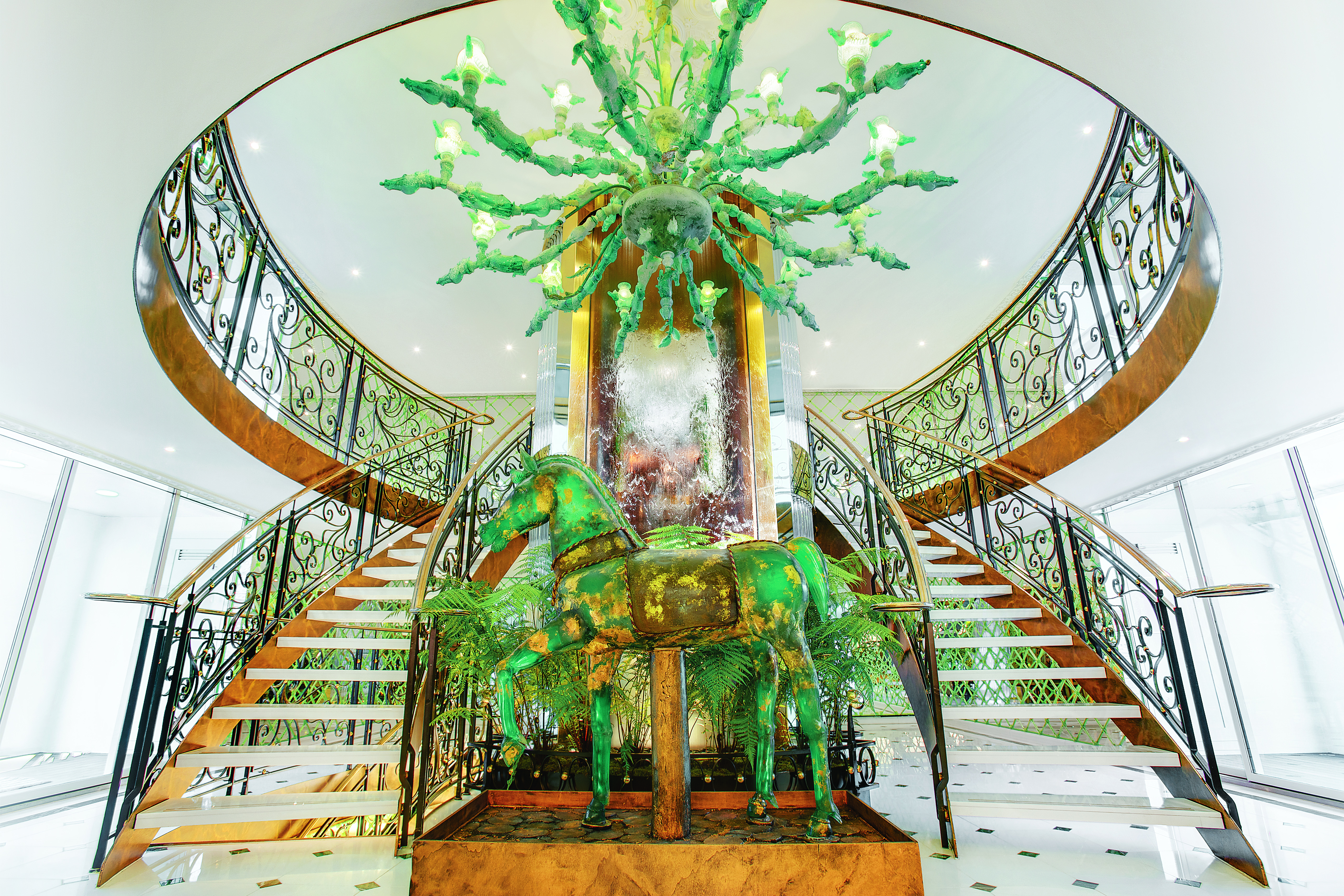 S.S. Catherine 大廳裡擺設了從威尼斯 Murano 訂製的水晶玻璃馬與水晶吊燈。