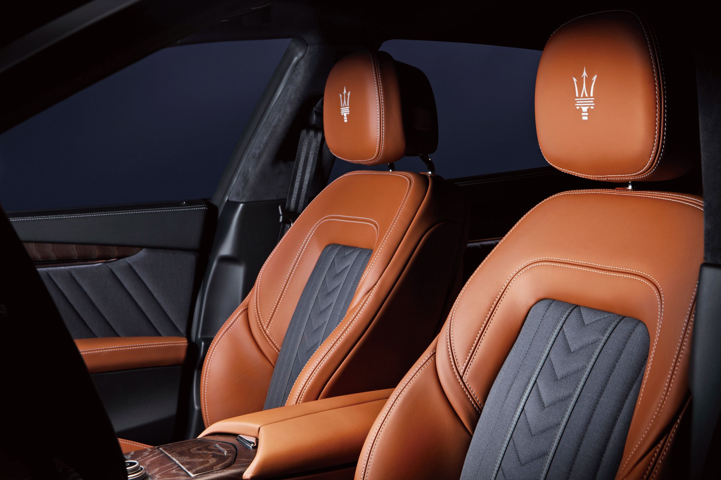 Maserati Quattroporte 既浪漫又熱情的義大利皮革內裝。