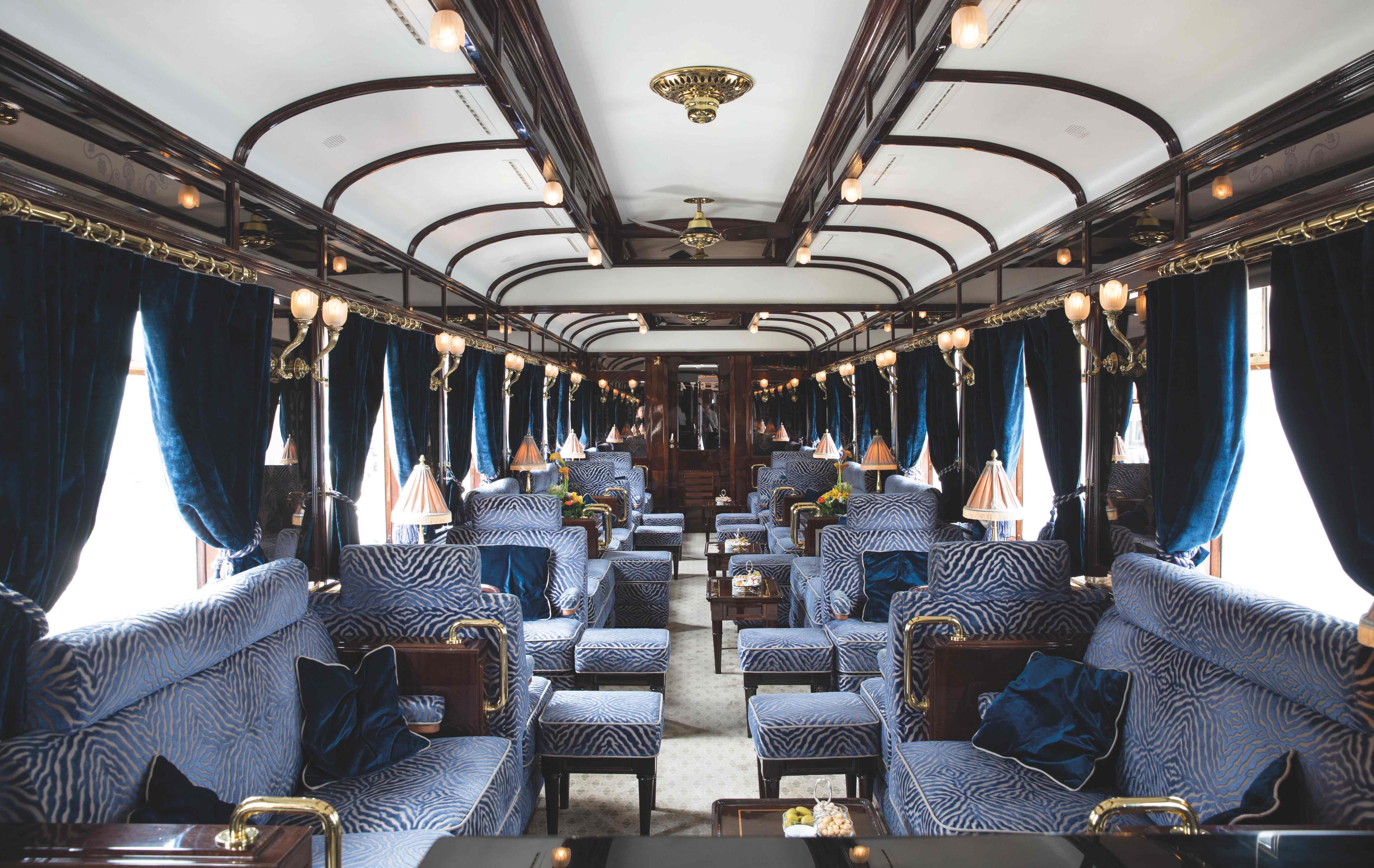 豪华的酒吧车厢里也以蓝色系沙发、窗帘等陈设，与 Venice Simplon Orient Express 的经典蓝色车厢相呼应。