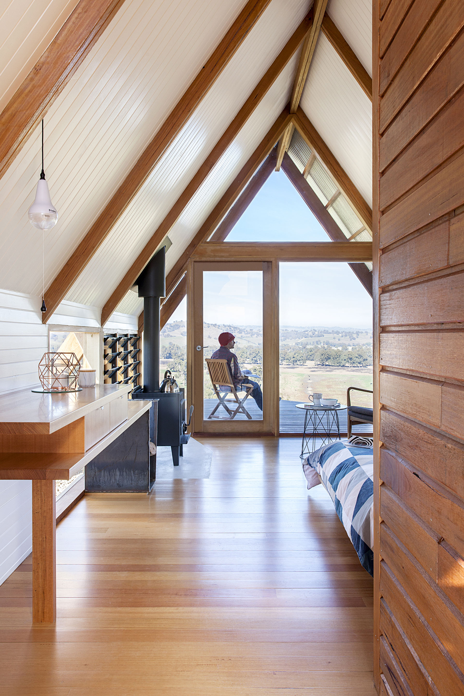 JR's Hut 從建材的選用到設計，都強調將莊園景象帶入小屋內。