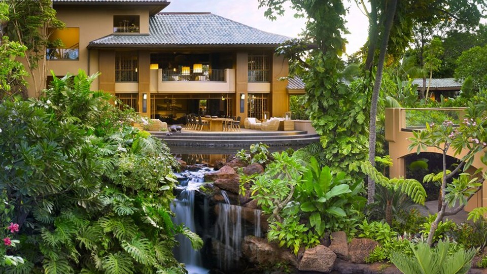種植有大量熱帶植栽的 Four Seasons Resort Lanai 庭園，擁有美麗的溪流瀑布造景。（ © Barbara Kra ）