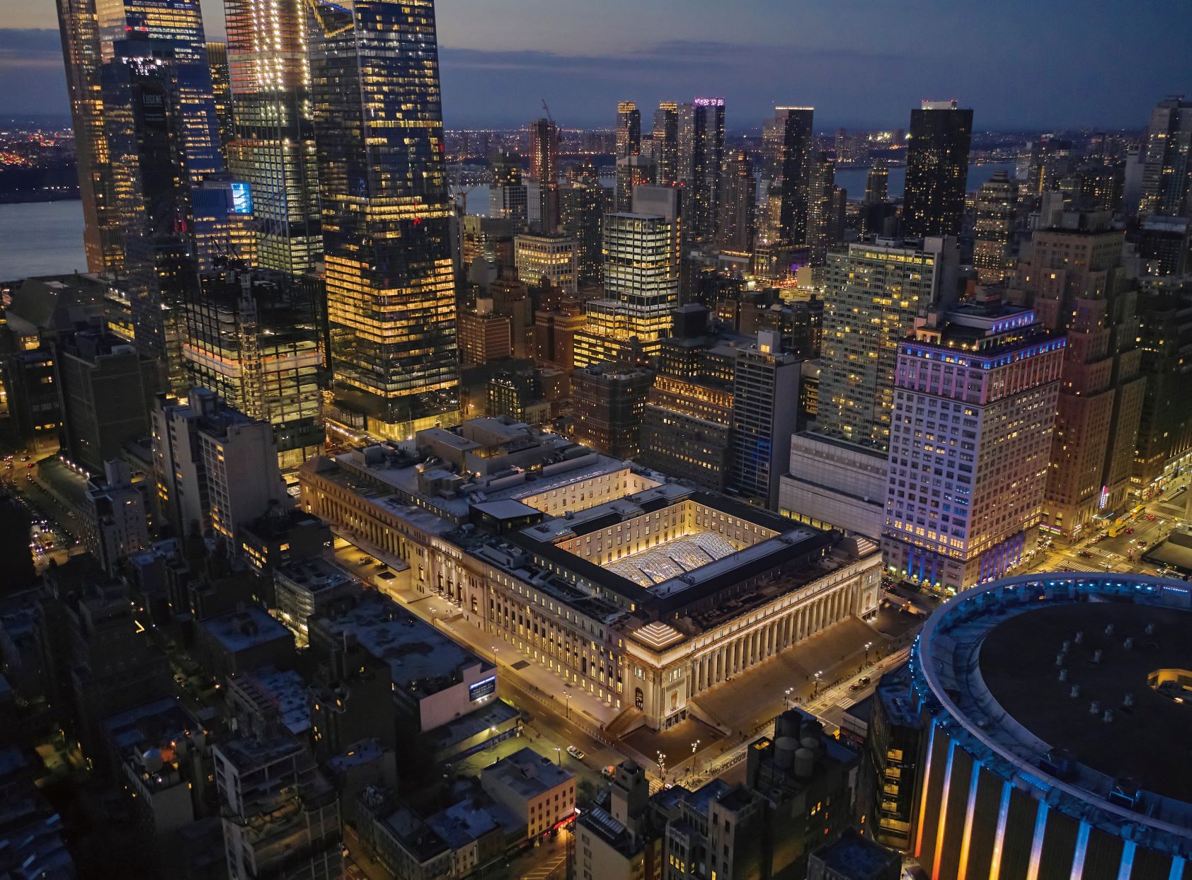 James A. Farley 邮政大楼改建成的 Moynihan Train Hall，是出入纽约的新门户。 （Photo by Dave Burk & Aaron Fedor）
