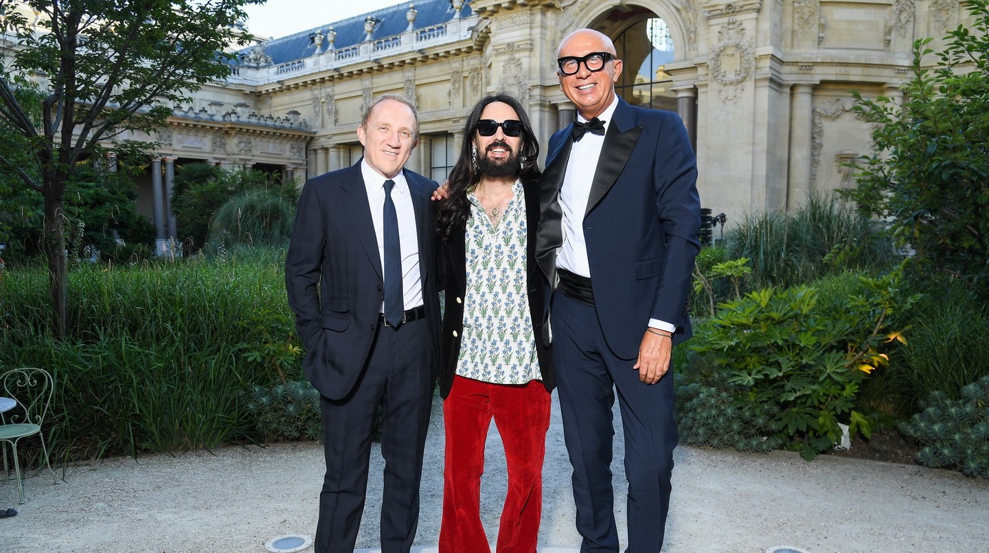 （左至右）François-Henri Pinault，Gucci 創意總監 Alessandro Michele 與執行長 Marco Bizzarri，三人都有同樣的共識，推動 Gucci 成為奢侈品界「永續」標竿，在 2017 年 9 月獲得義大利綠毯時尚大獎（The Green Carpet Fashion Awards）的供應鏈創新獎（Supply Chain Innovation）。