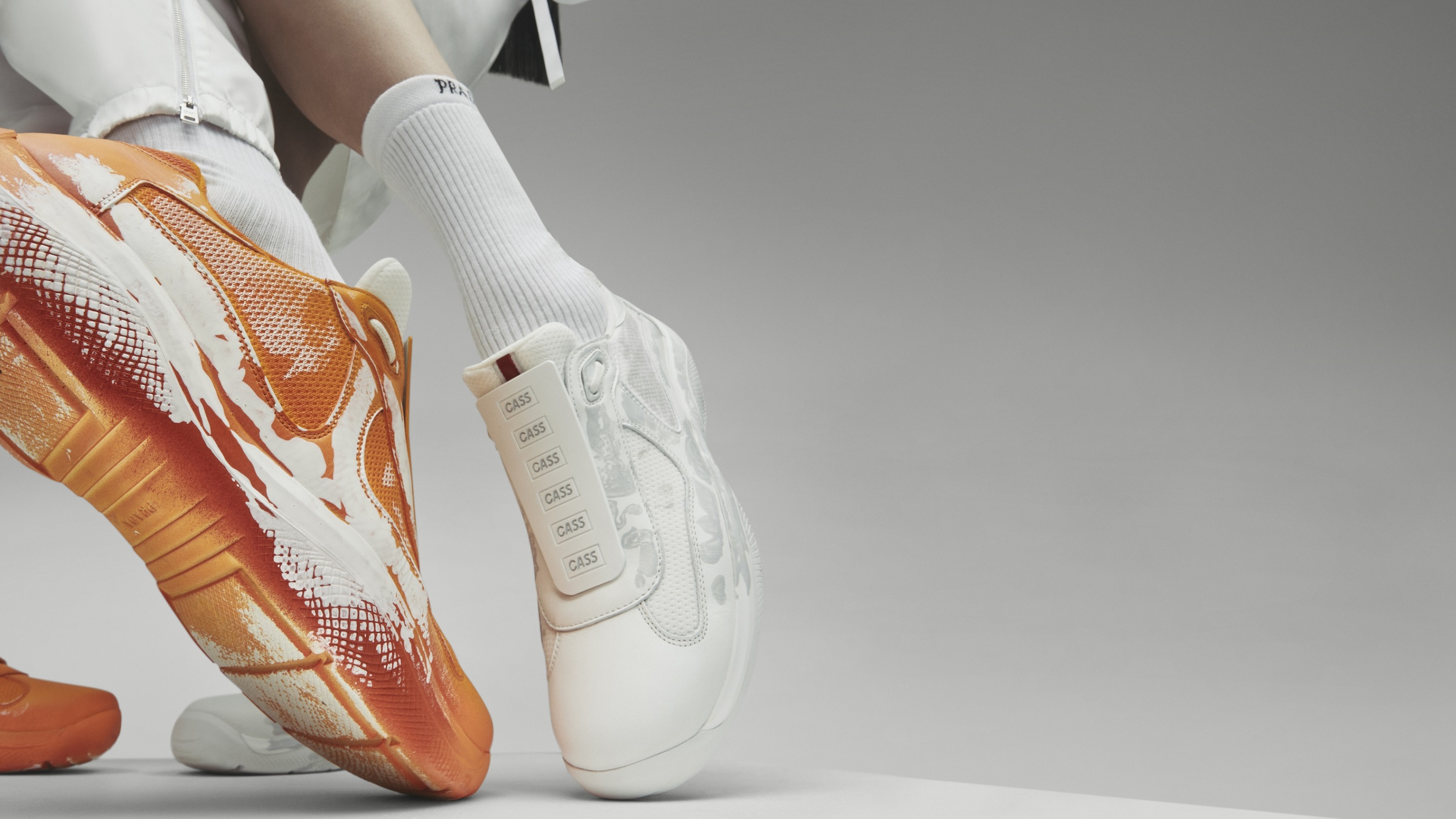 在 America's Cup 純白鞋身綻放的色彩與紋路看似不同，實則電子音樂中模擬合 成器聲音的「波封」（ envelope ），即「聲音的生命力」。