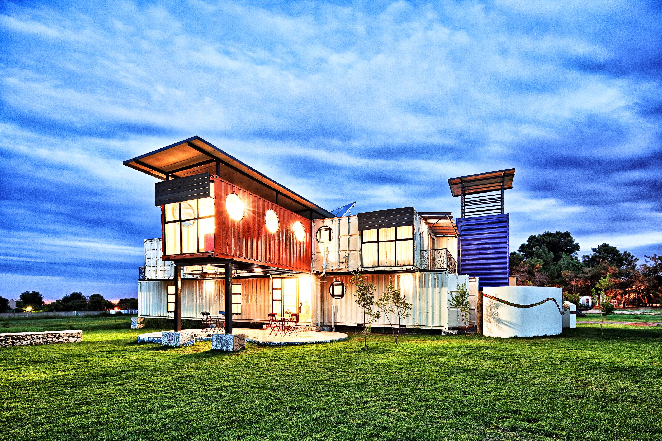 COOLEST SHIPPING CONTAINER ARCHITECTURES: New Jerusalem Orphanage 回收货柜的创意变身 - 最温馨的公益设计