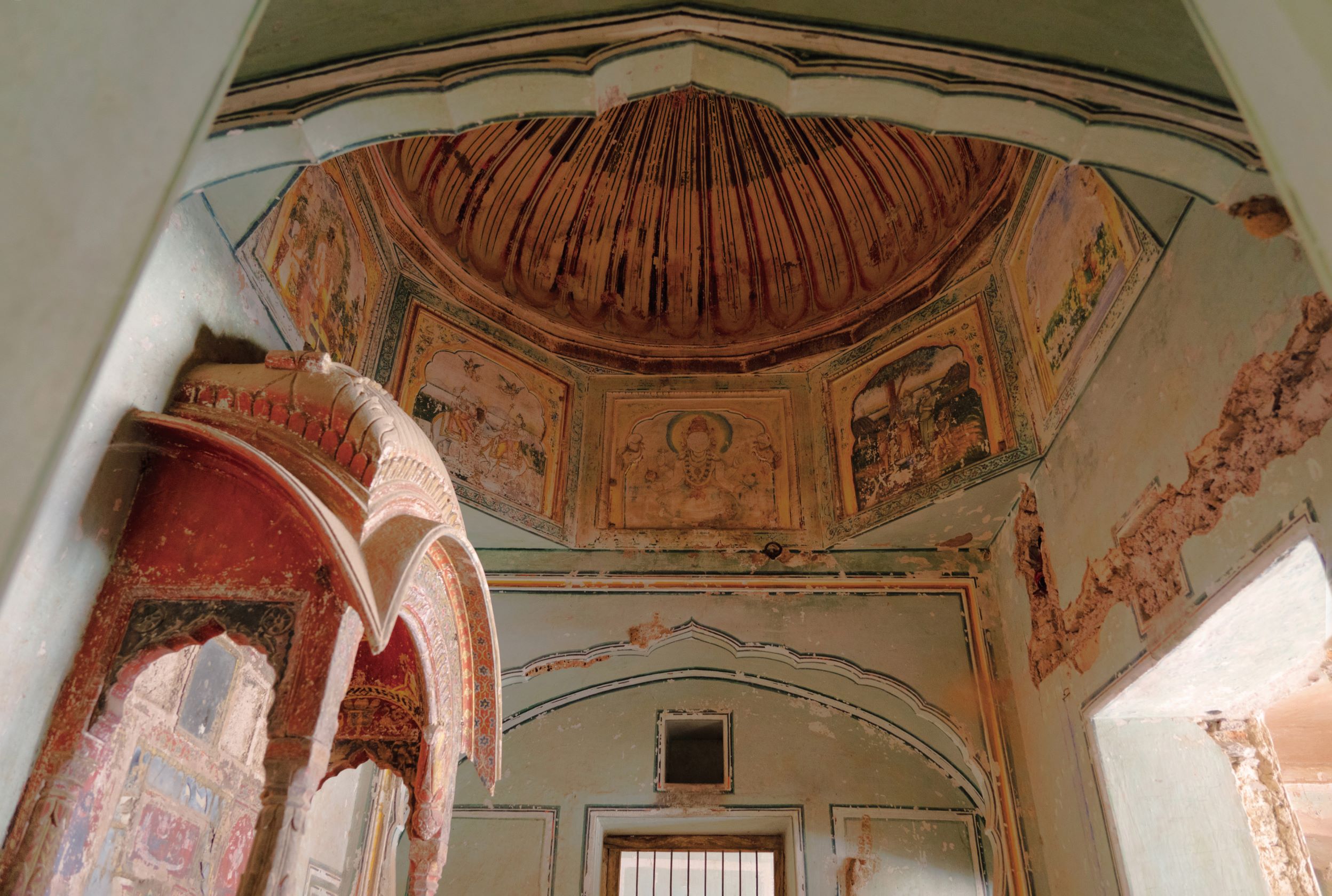 飯店裡的靜修寺院，仍保有古老的壁畫。