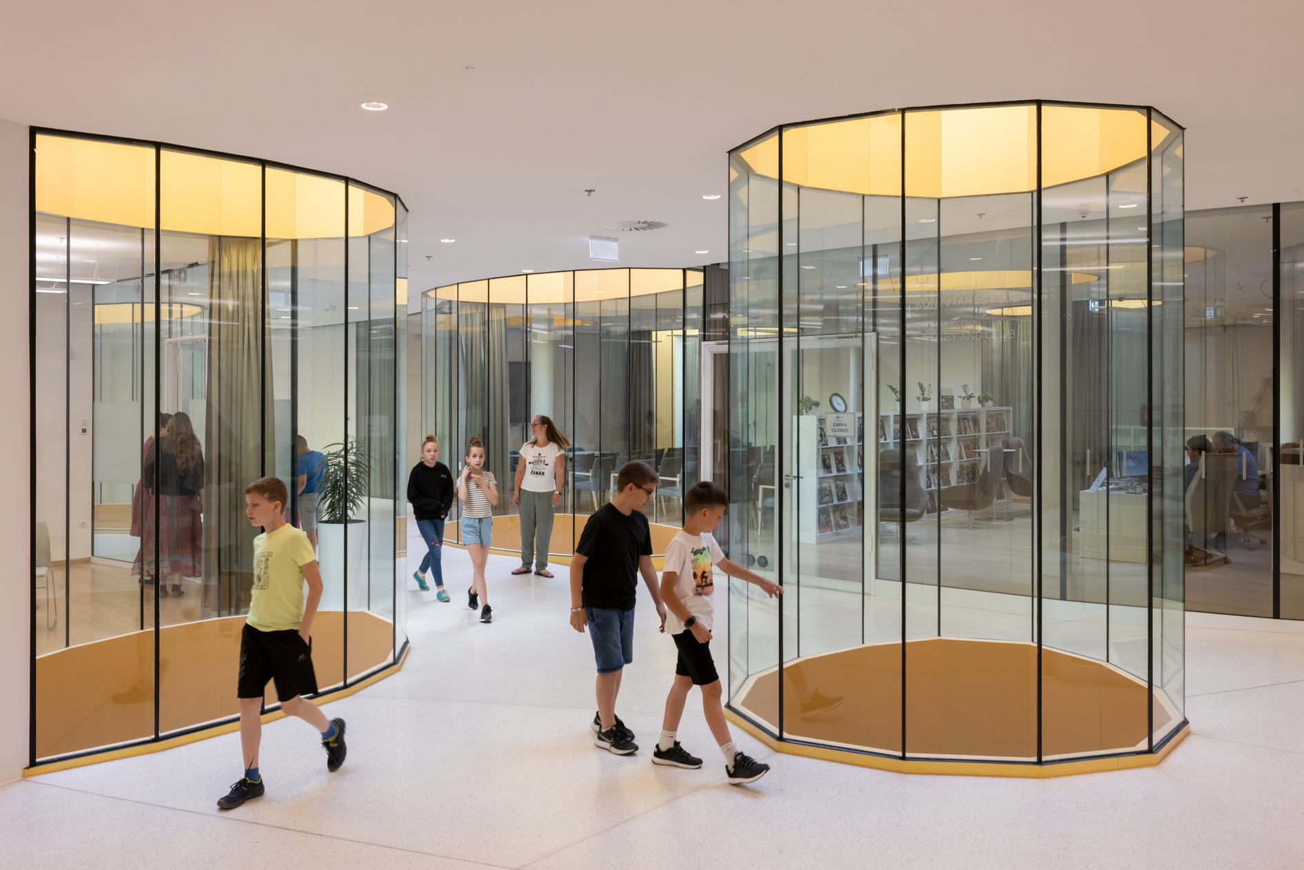 貫穿音樂廳內部的一個個玻璃光井，也為室內帶來充足的自然採光。 (Sou Fujimoto Architects © Iwan Baan)