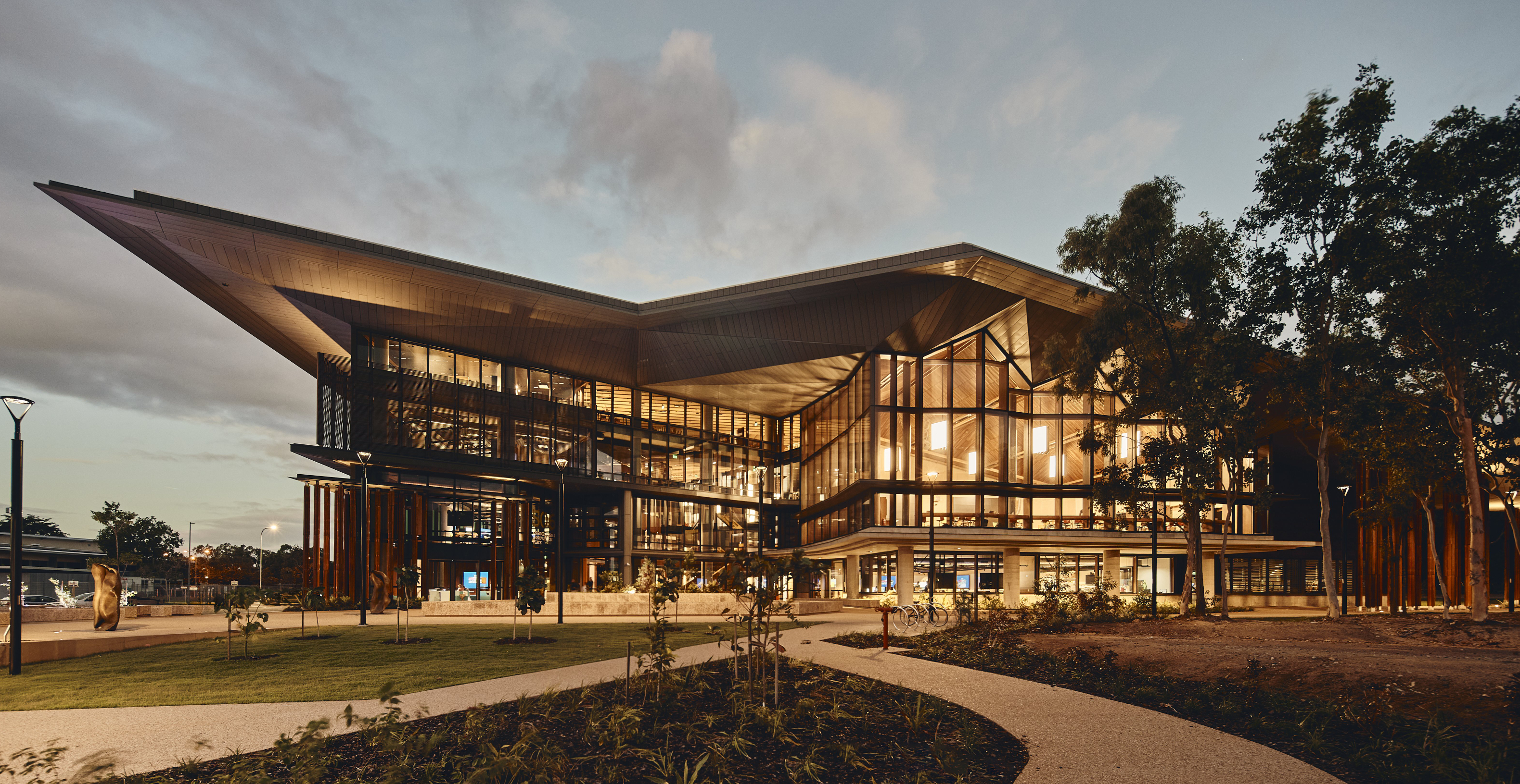 折板構成的陽傘式屋頂，形塑通透與遮陽防雨立面，達成引風散熱節能。（ © Peter Bennetts ）