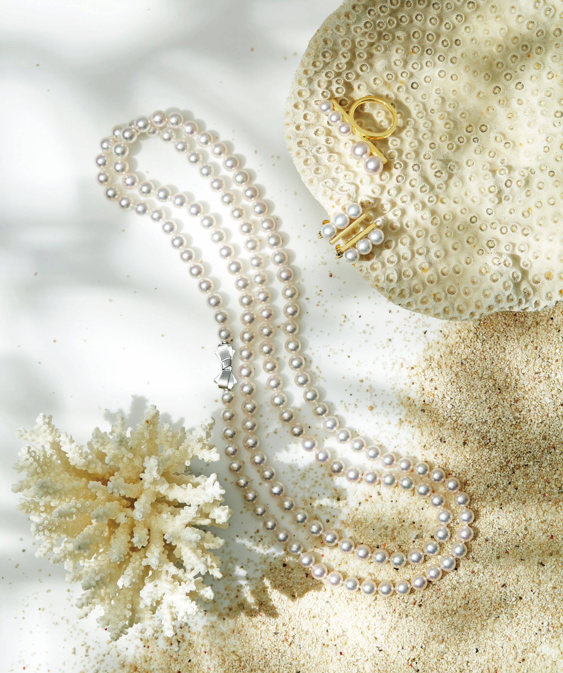 Tasaki Abstract Star 钻石珍珠项链，樱花金镶嵌阿古屋珍珠与钻石。 Tasaki Balance Loop 戒指，黄 K 金镶嵌阿古屋珍珠。 Tasaki Balance Neo 耳环，黄 K 金镶嵌阿古屋珍珠。