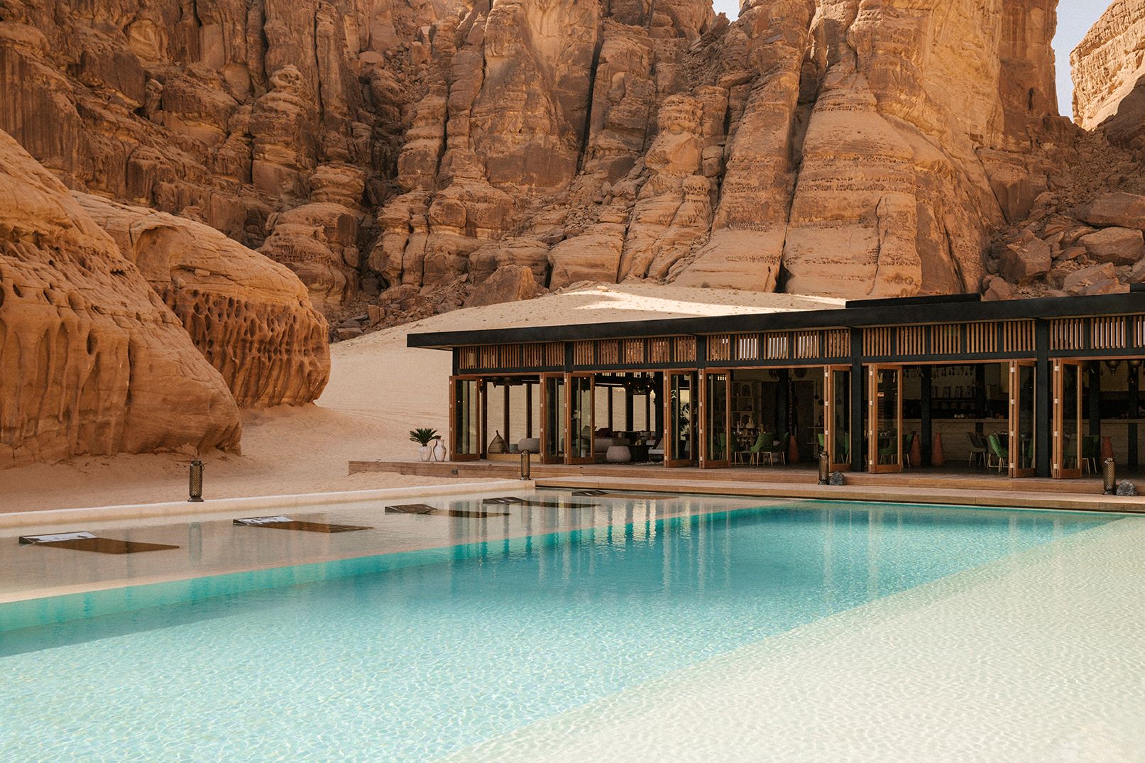 Habitas AlUla 特別設計有一座映照著峽谷景色的絕美露天泳池。
