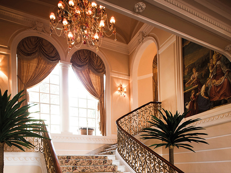 濱海大宅採光絕佳，室內充滿純淨氛圍。