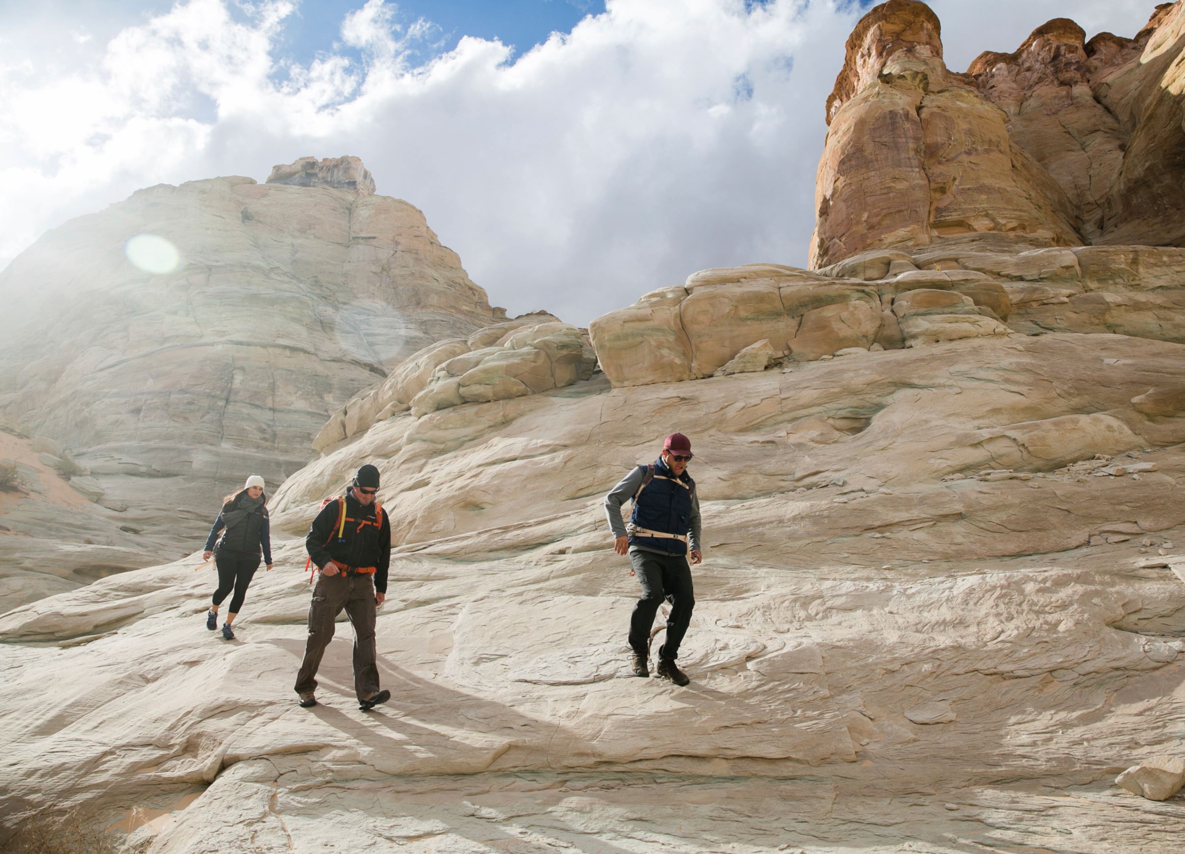 Amangiri 规划不同难度等级的健行与铁索攀岩活动，让热爱户外运动的游客体验多重的探险挑战乐趣。