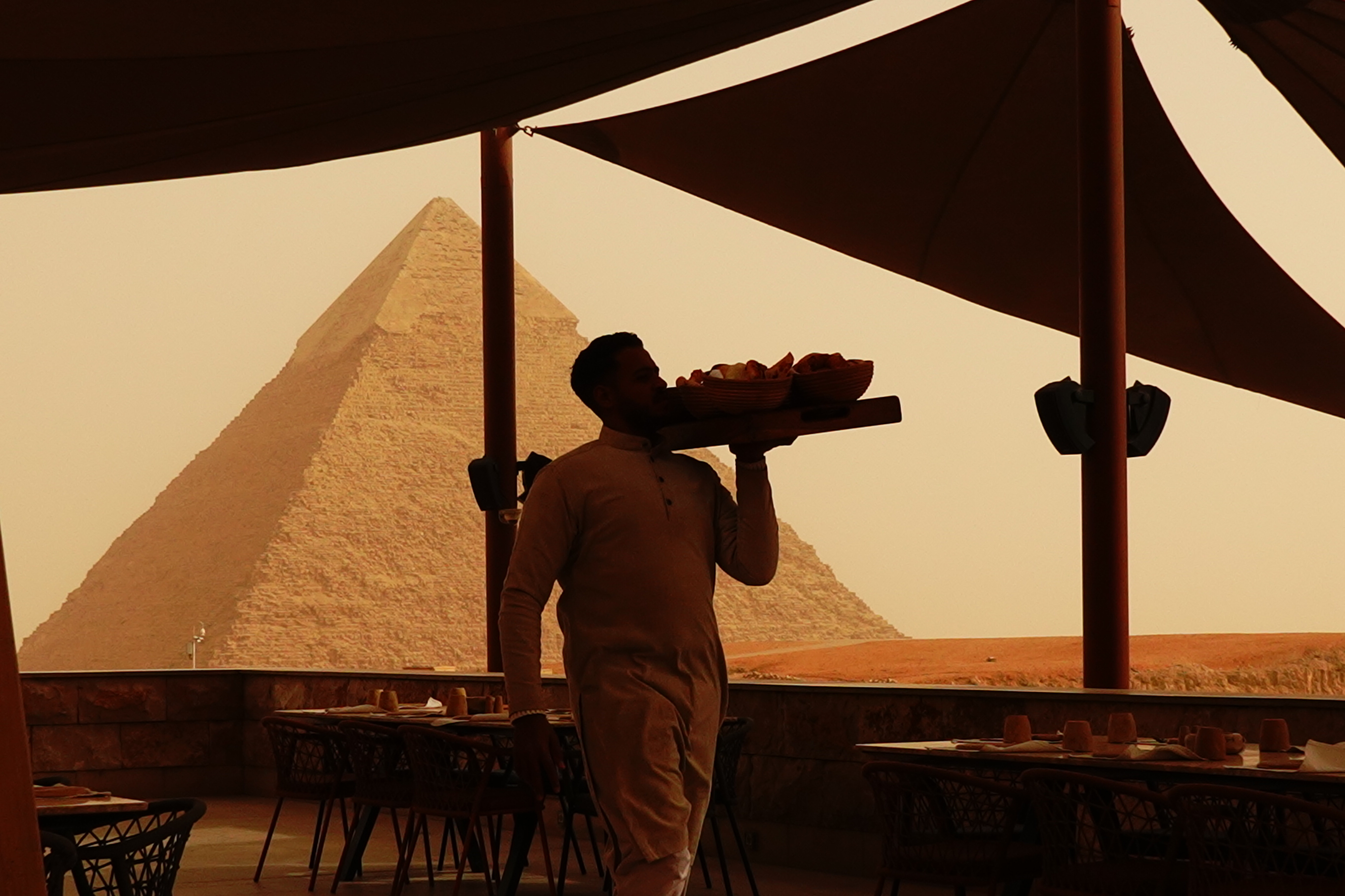 以金字塔景觀佐餐的 Khufu's，甫獲得《 2026 中東與北非最佳餐廳 》第一名。