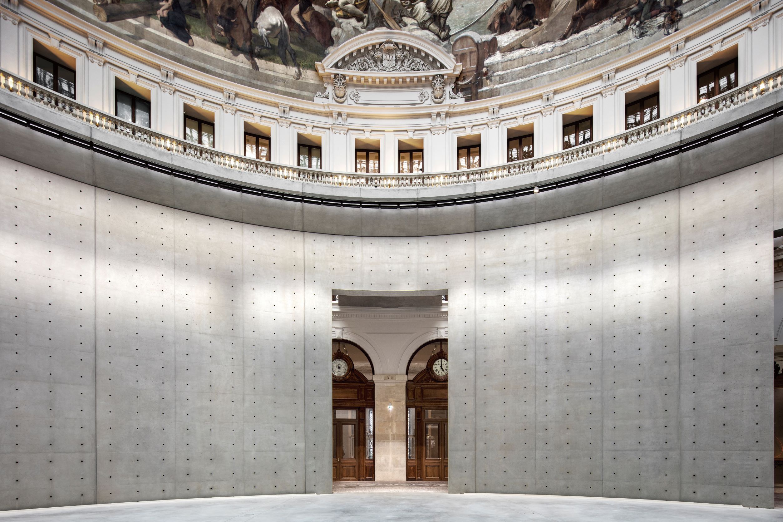 安藤忠雄标志性的清水模设计，为古迹建筑带来全新生命。 ( © Patrick Tourneboeuf )
