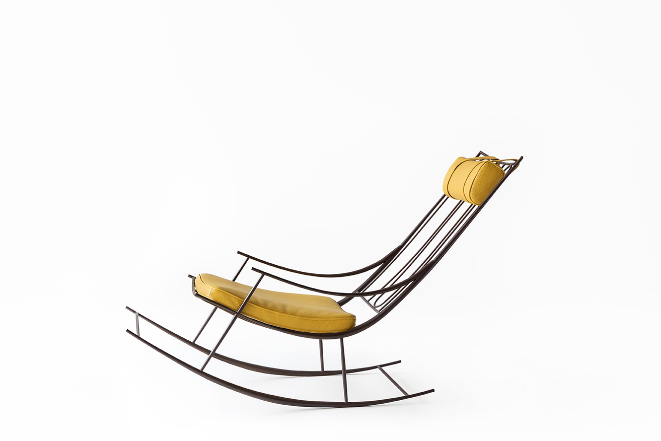 把户外铸铁椅带入家中秘诀?将铸铁打磨抛光之后，外观再以不透明蜡润饰，最后加上两颗以 FENDI 经典赭黄色“Cuoio Romano”皮革缝制的头枕和宽阔靠垫，随时都能在客厅做一场悠闲的白日梦。