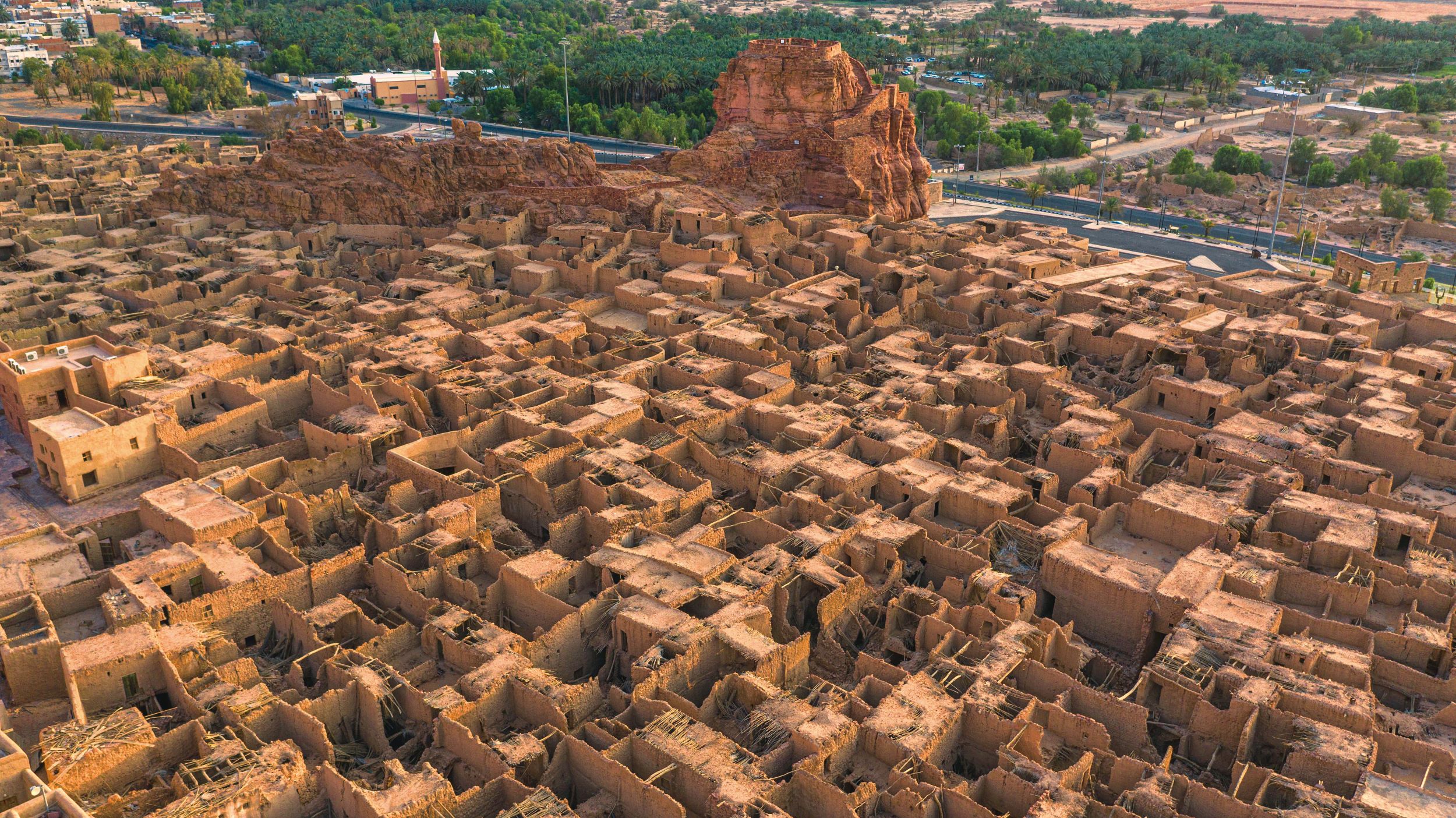 建造時間可追溯至西元十世紀的 AlUla 古城，至今仍保有將近 900 間泥磚屋舍。