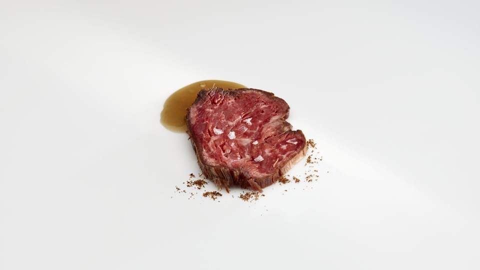 名為「技術：牛肉對比 Technique : Beef Contrasts」的熟成牛排。 （© José Luis López de Zubiría）