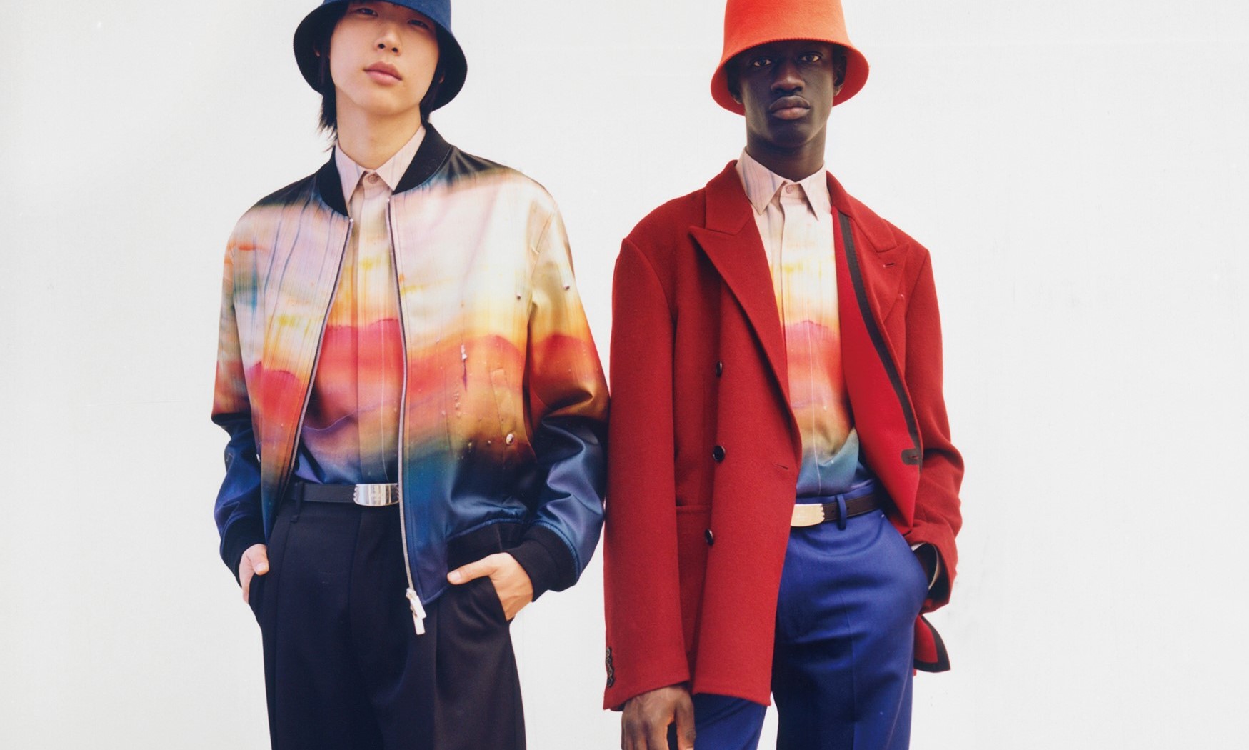 从帽子延续到服装，让色彩变化的画布更加蔓延。尤其是风格兼具休闲与正式的可丽露帽饰，与服装的颜色搭配让整体感更为一致。