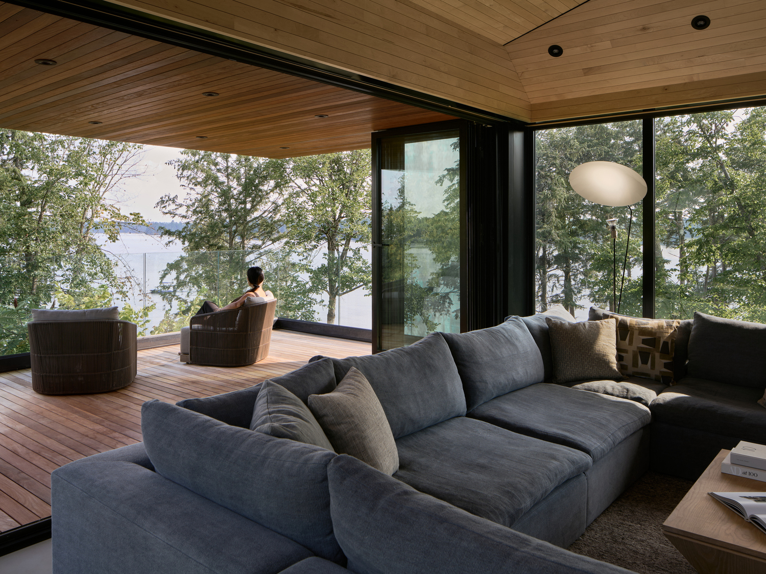 保护原生生态的理念，尽览森林与湖岸交织的自然美景。