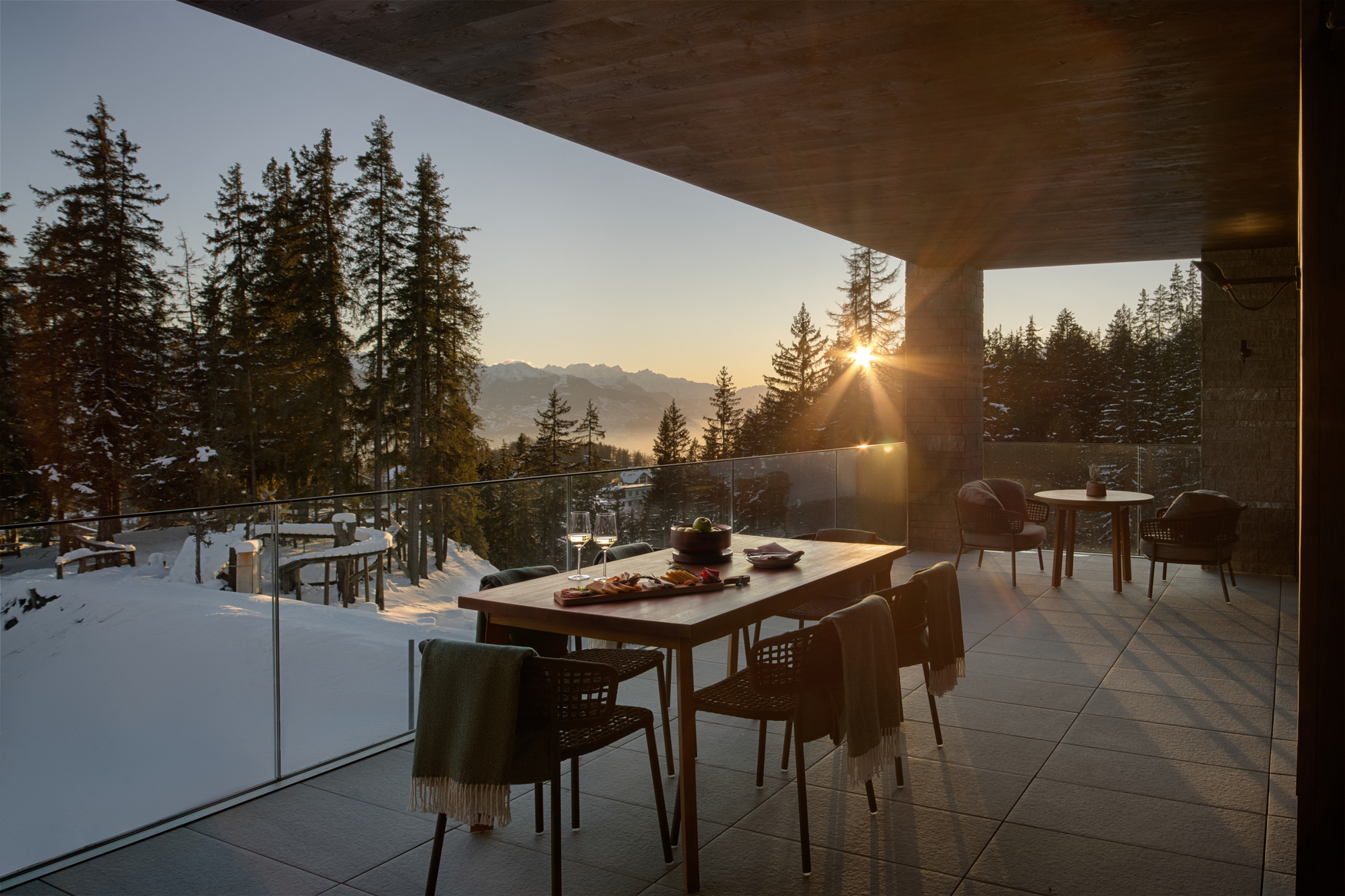 Six Senses Crans-Montana 的露台套房设计有宽敞的露台，可以让宾客在此用餐赏景。