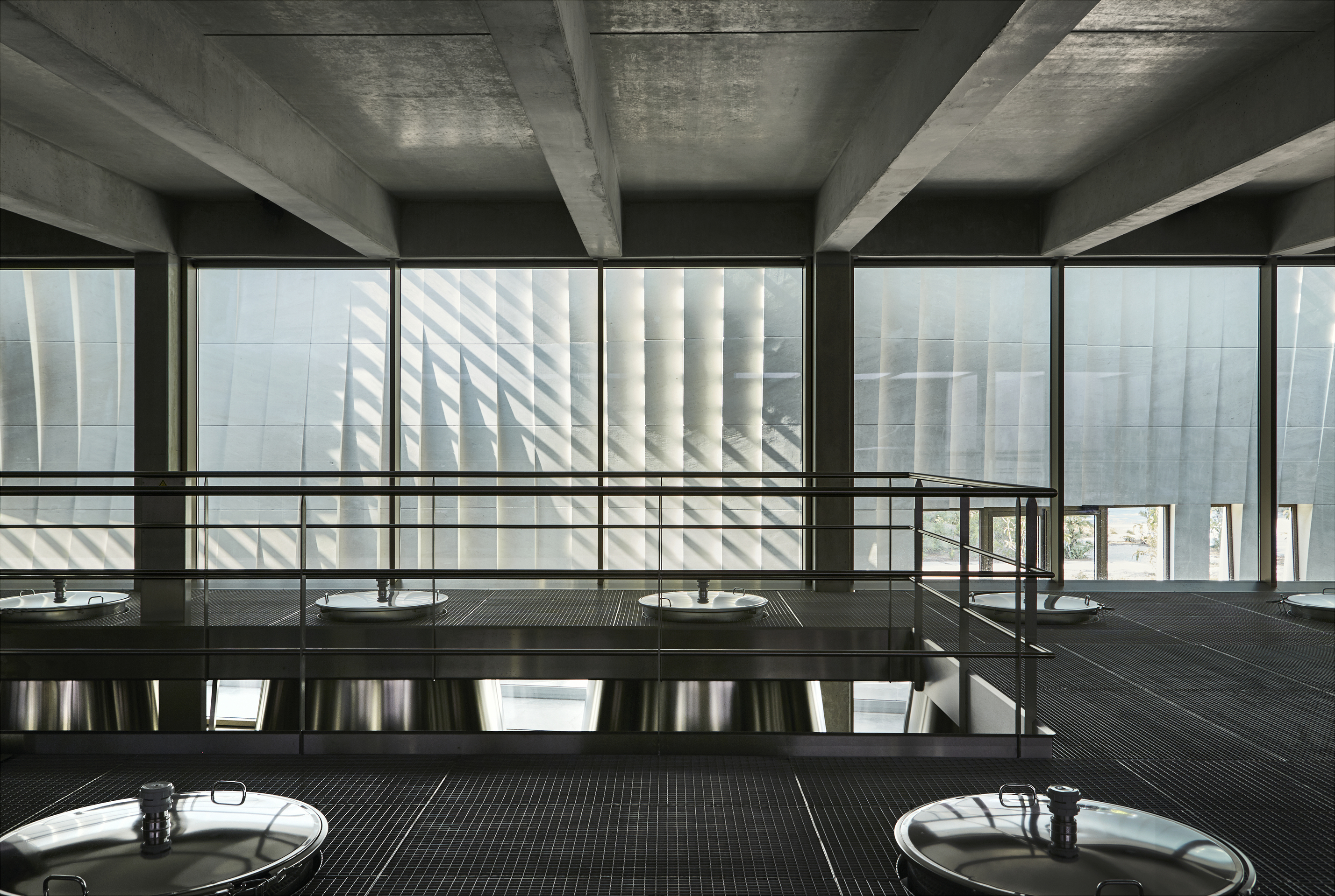 展現自然律動之美的 Delas Frères Winery 砂岩立面。（ Photo by Dan Glasser）