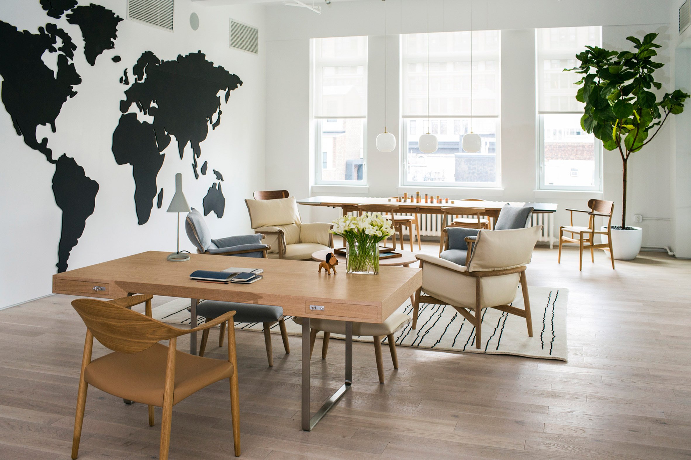 陽光灑落完美居家空間，Carl Hansen & Søn 總能帶來家具布置的奇思靈感。