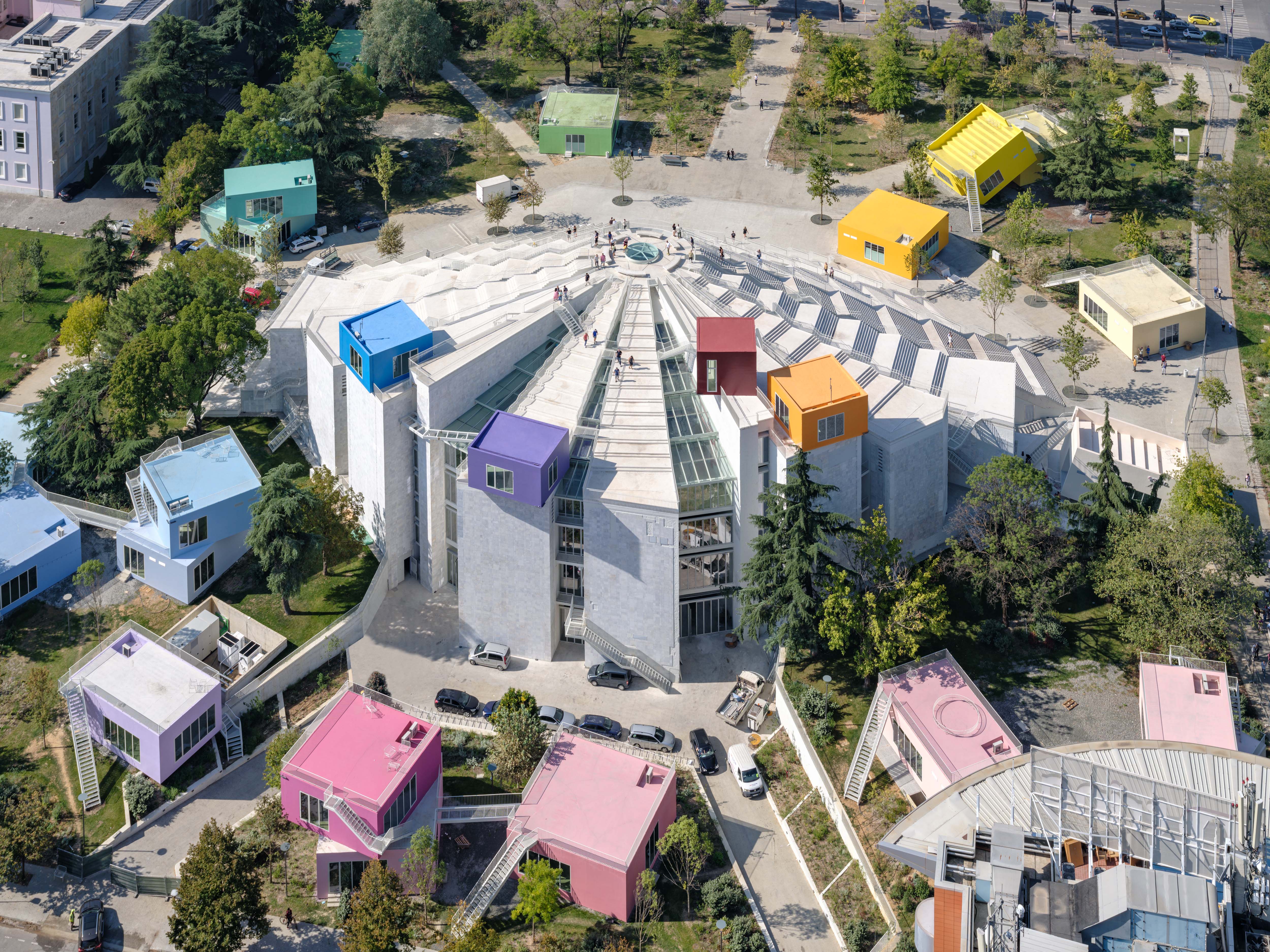 被一系列彩色盒子佔領的 The Pyramid of Tirana， 以節慶般的歡樂氣息，揮別過往的極權印象。